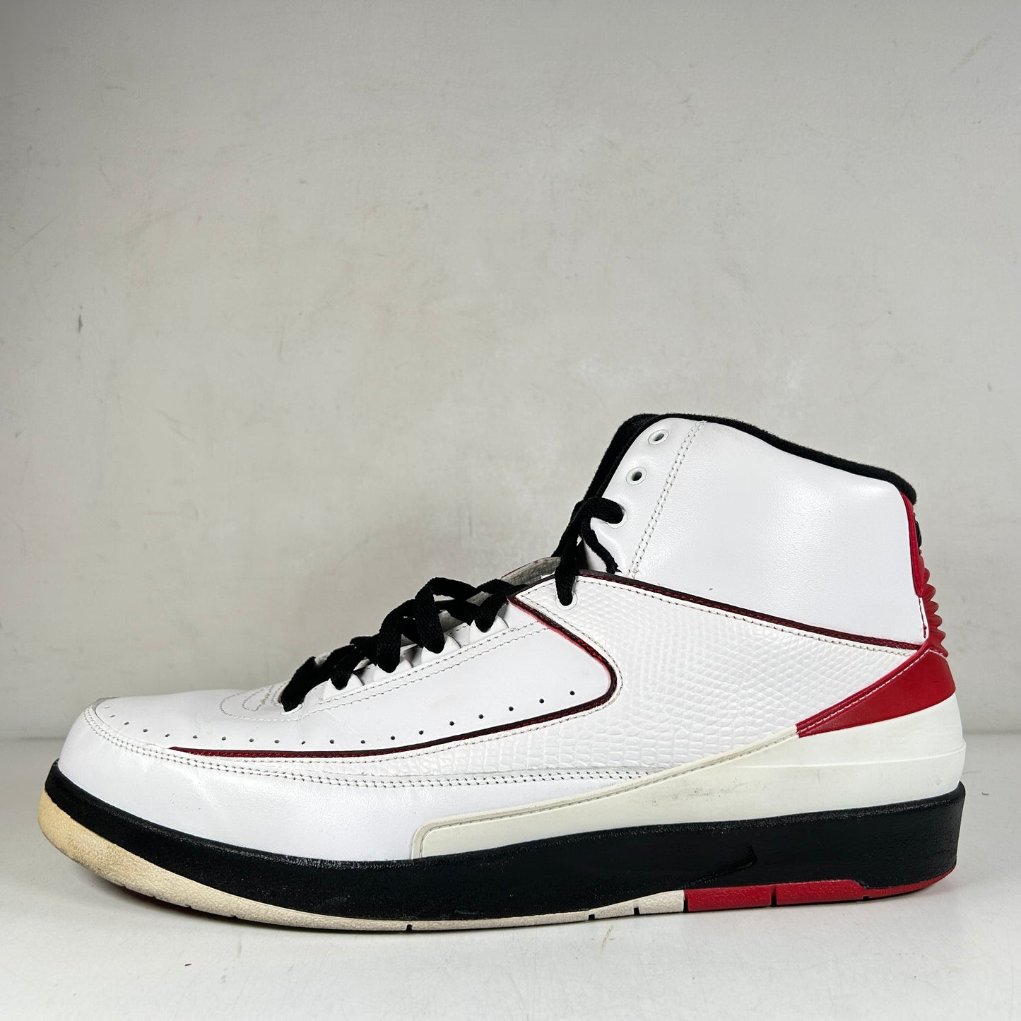 395709 101 Jordan 2 Retro QF White Varsity Red (2010) [USED] - 14 M (Used) (No Box)