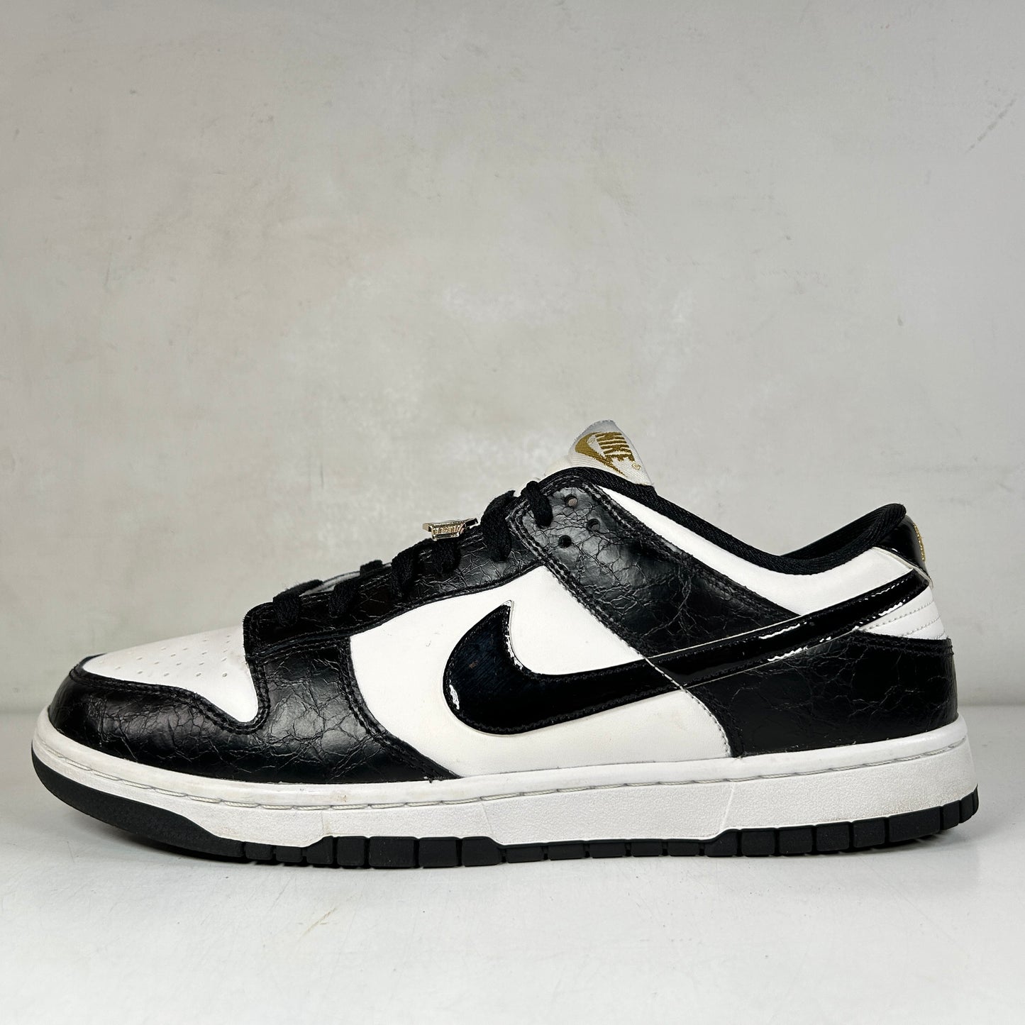 DR9511 100 Nike Dunk Low Campeones del Mundo Negro Blanco