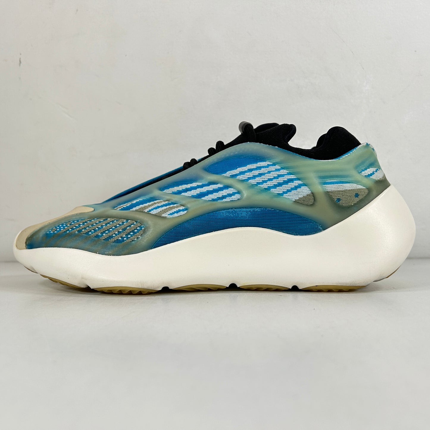 G54850 adidas Yeezy 700 V3 Arzareth [USED] - 10.5 M (Used)