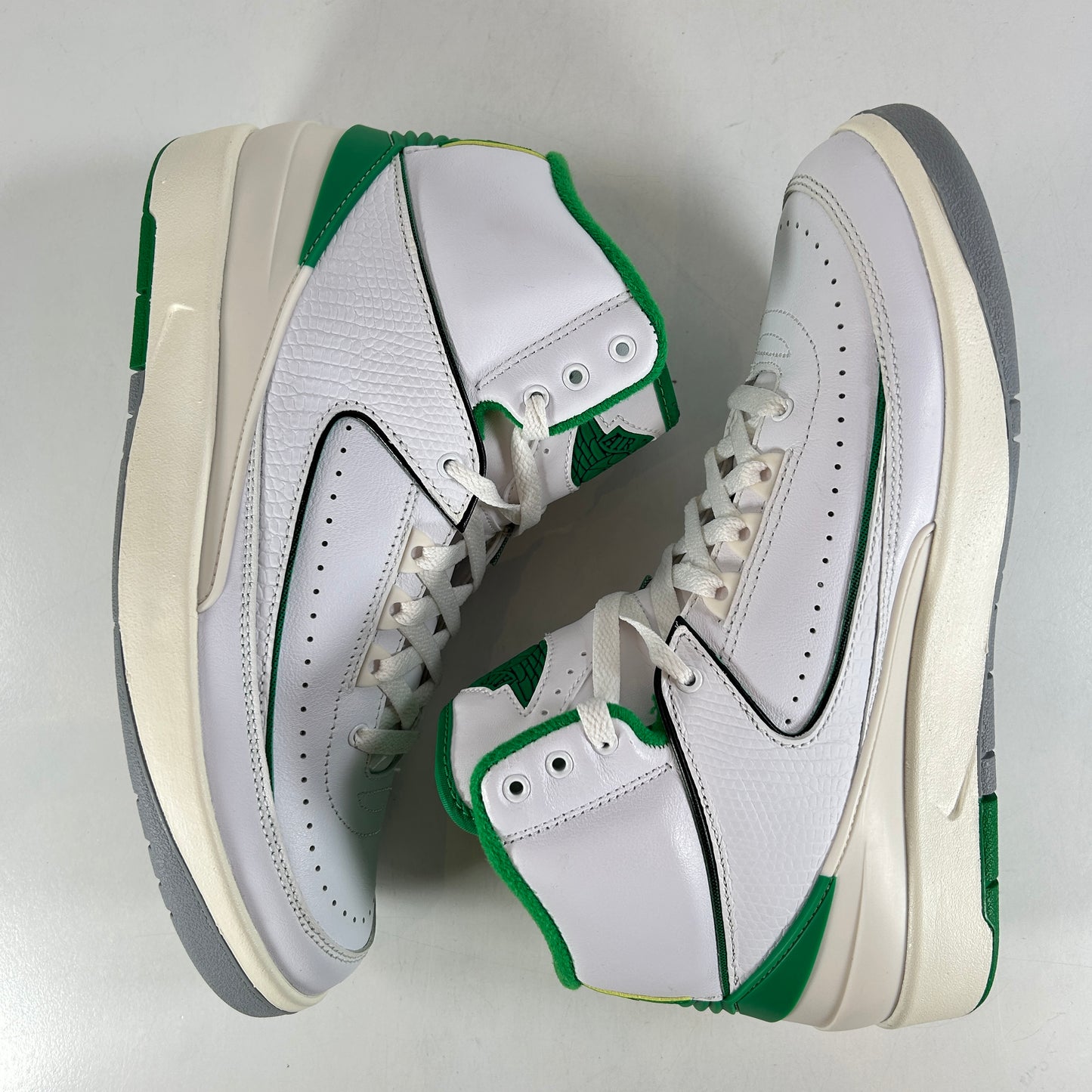 DR8884 103 Jordan 2 Retro Lucky Green - 8.5 M (Used3)