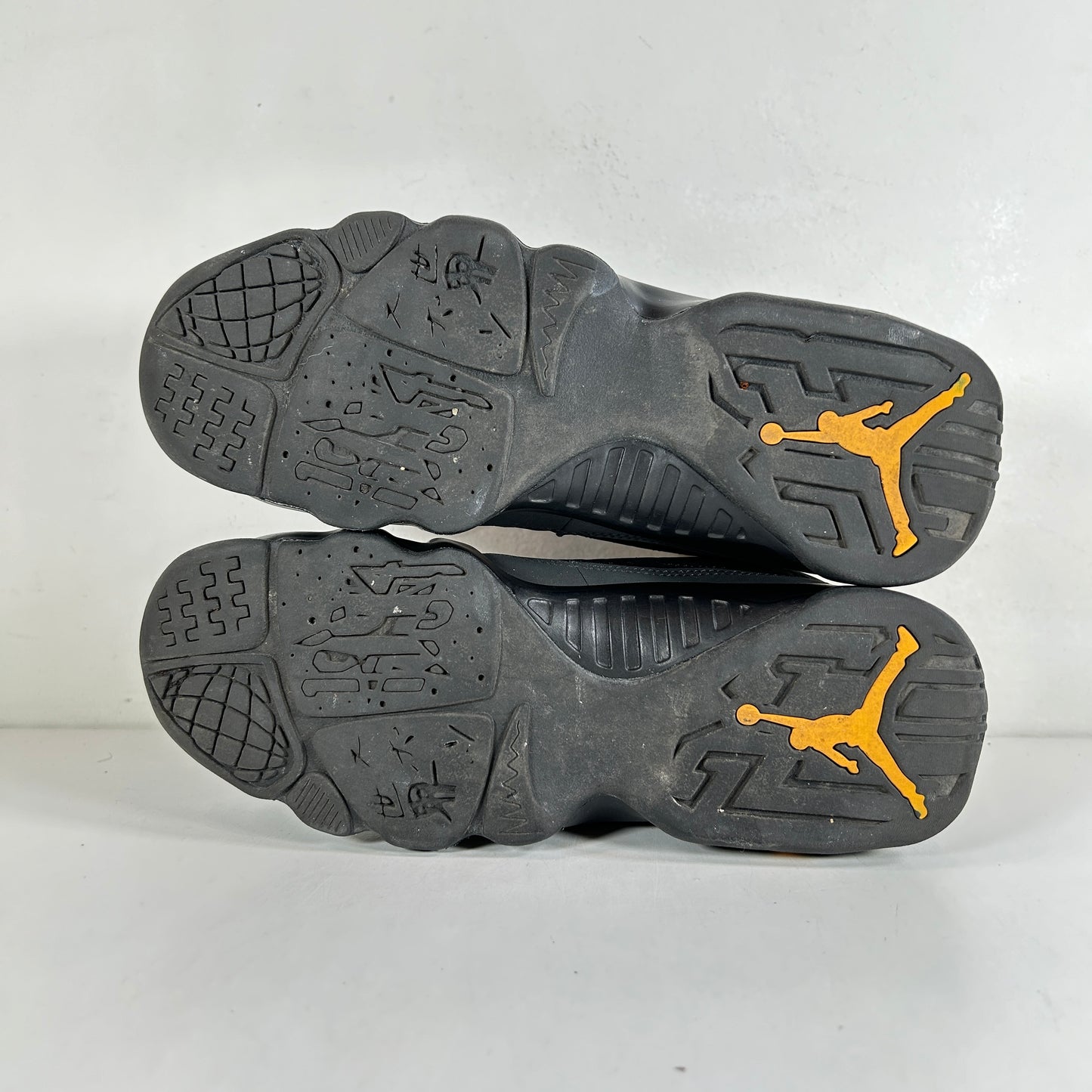 302359 070 Jordan 9 Retro Dark Charcoal University Gold (GS) [USED] - 4.5 Y (Used) (No Box)