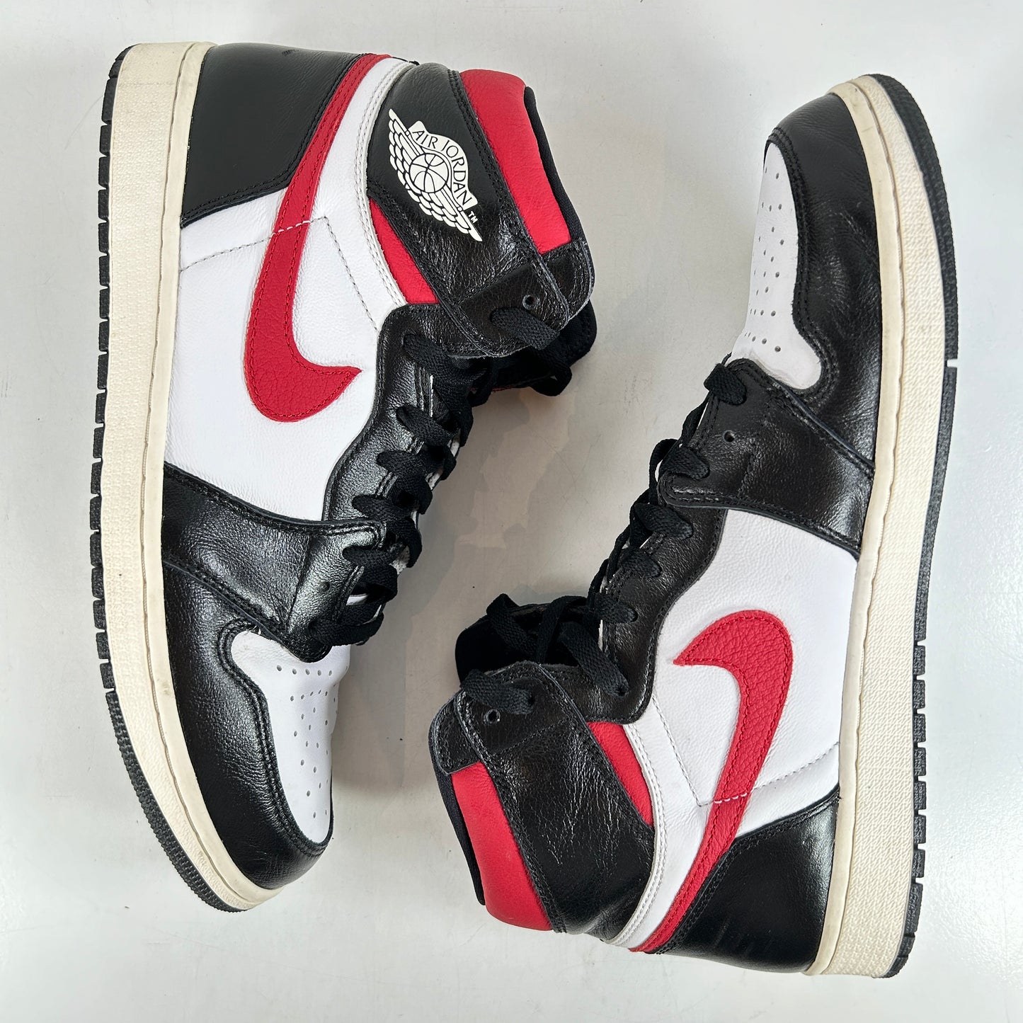 555088 061 Jordan 1 Retro High Black Gym Red [USED] - 12 M (Used)