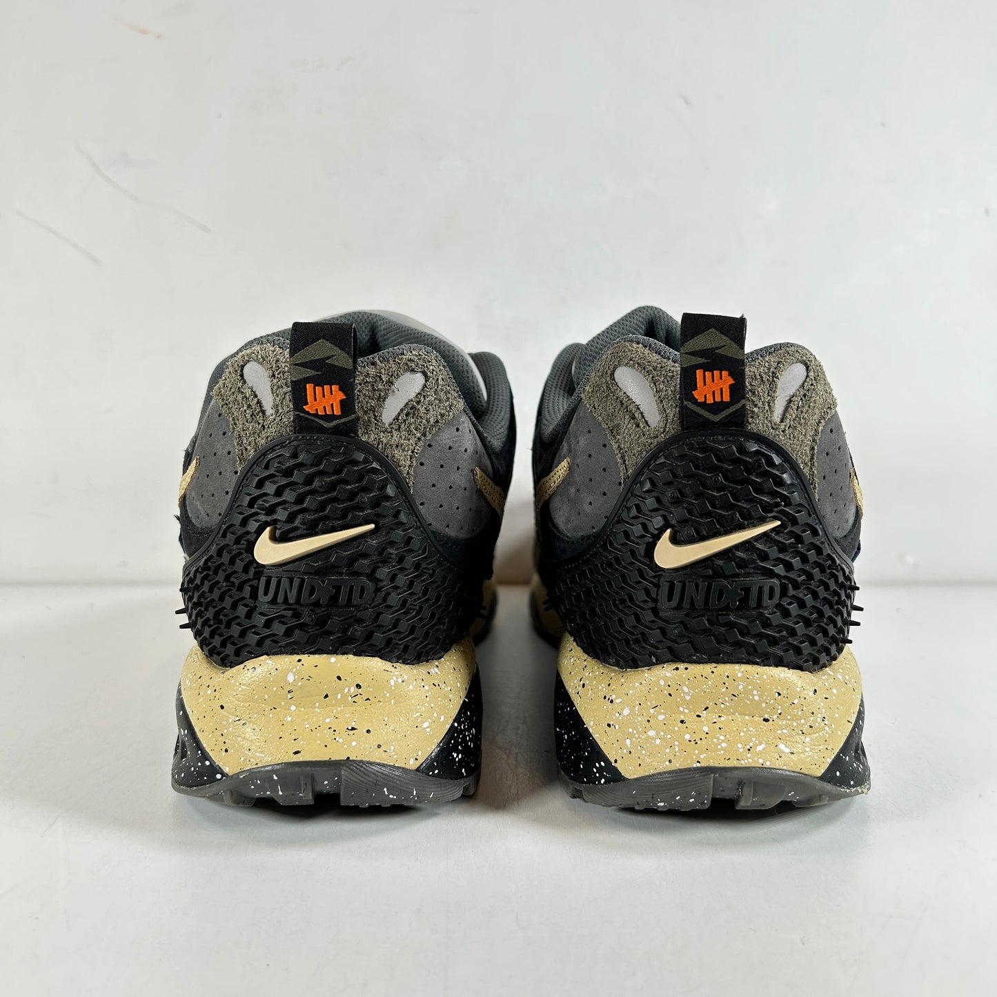 FN7546 300 Undefeated x Air Terra Humara 'Cargo Khaki' [USED] - 11.5 M (VNDS)