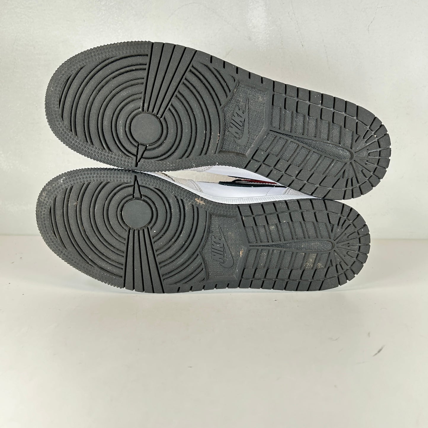 575441 126 Jordan 1 Retro High Light Smoke Grey (GS) [USED] - 6 Y (Used)