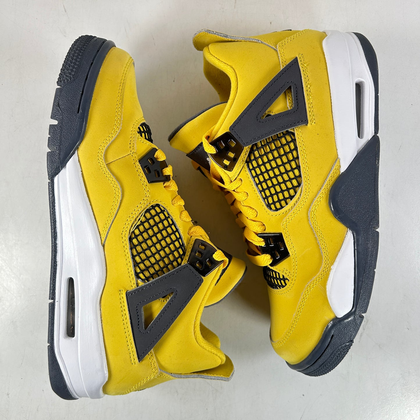 408452 700 Jordan 4 Retro Lightning (GS) [USED] - 5.5 Y (VNDS)