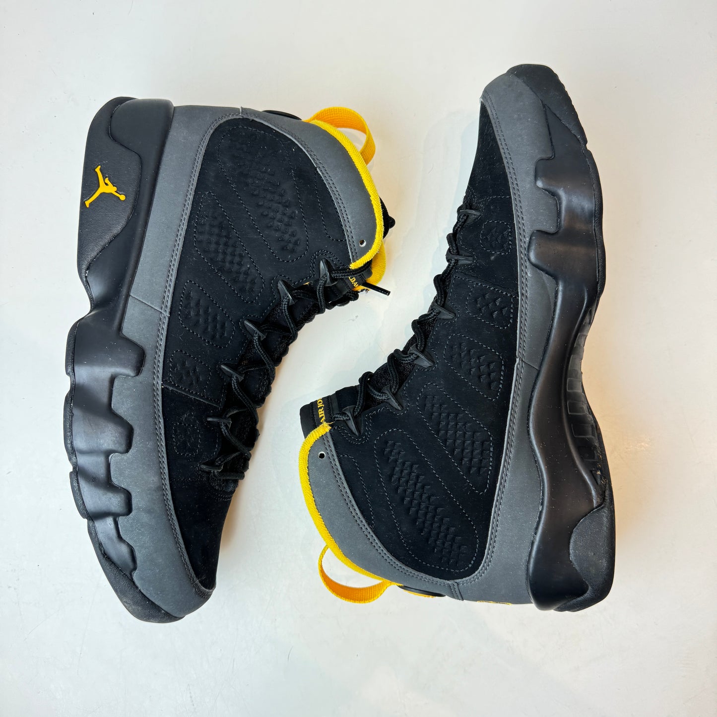 CT8019 070 Jordan 9 Retro Dark Charcoal University Gold [USED] - 10 M (Used)