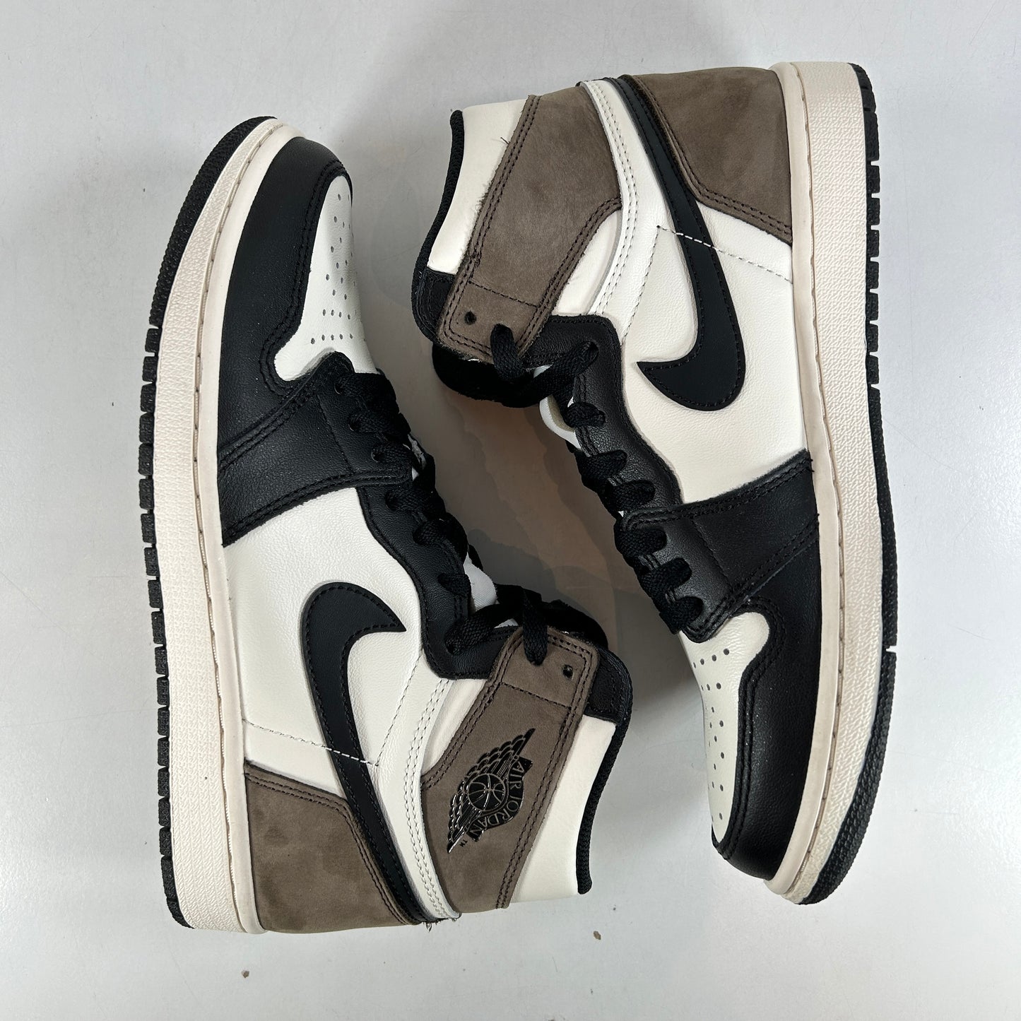 555088 105 Jordan 1 Mocha [USED] - 8.5 M (Used)