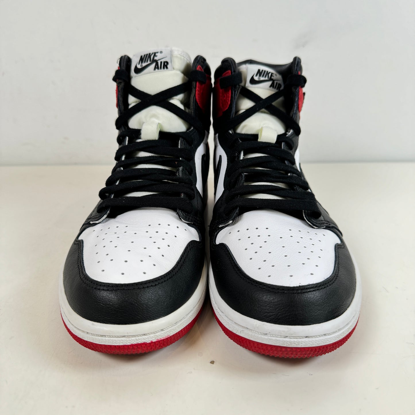 CD0461 016 AJ1 Satin Black Toe [USED] - 10.5 W (Used)