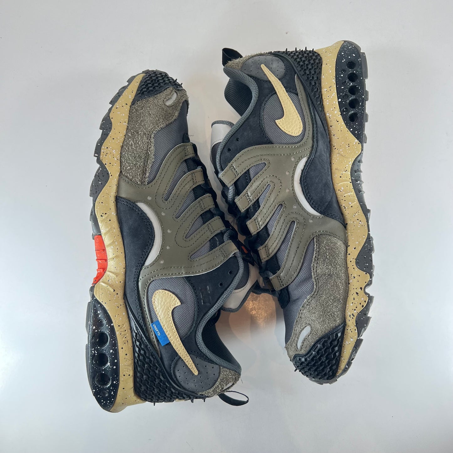 FN7546 300 Undefeated x Air Terra Humara 'Cargo Khaki' [USED] - 12 M (Used)