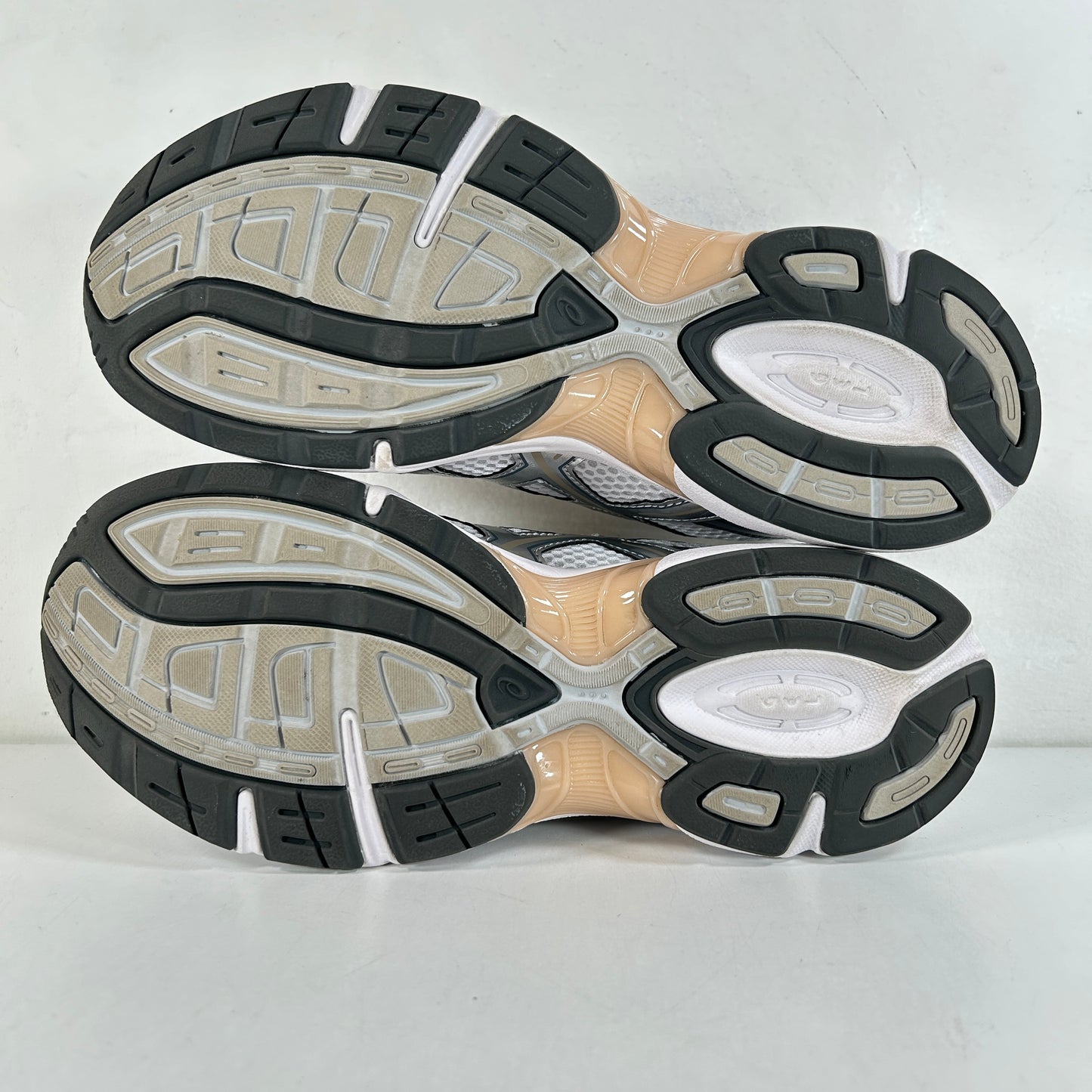 1201A256 117 ASICS Gel-1130 White Wood Crepe [USED] - 9 M (Used)
