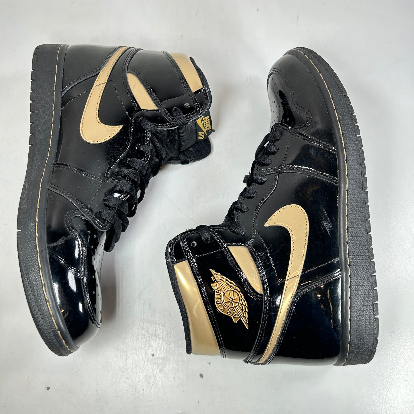 555088 032 Jordan 1 Black/Gold [USED] - 10.5 M (Used) (No Box)