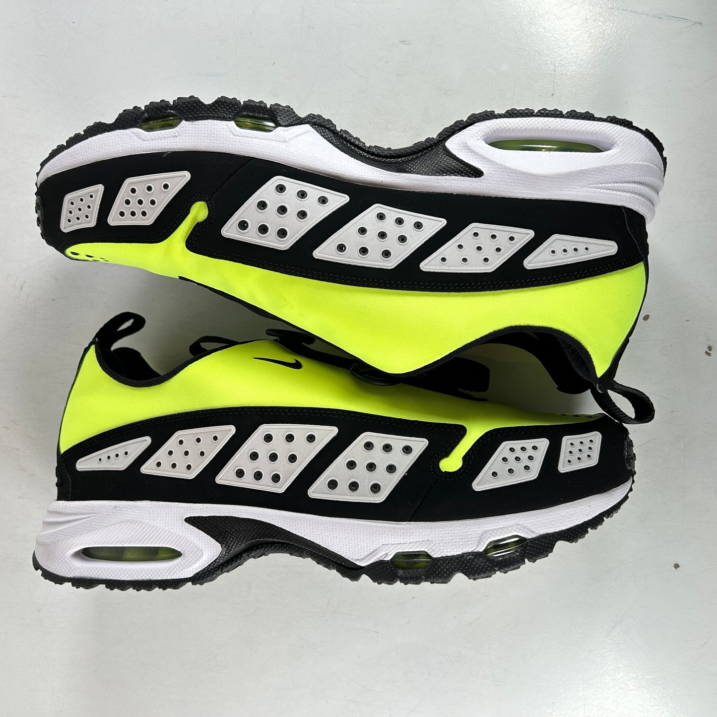 FZ2068 700 Nike Air Max Sunder Volt Black (W) [USED] - 12 W (Used)