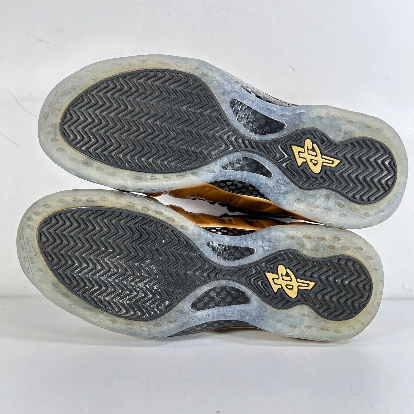 314996 700 Nike Air Foamposite One Metallic Gold [USED] - 11 M (Used)