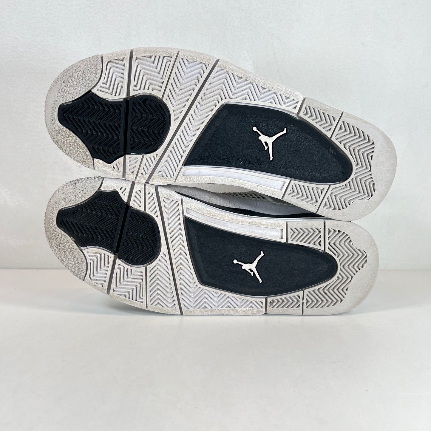 DH6927 111 Jordan 4 Retro Militar Negro