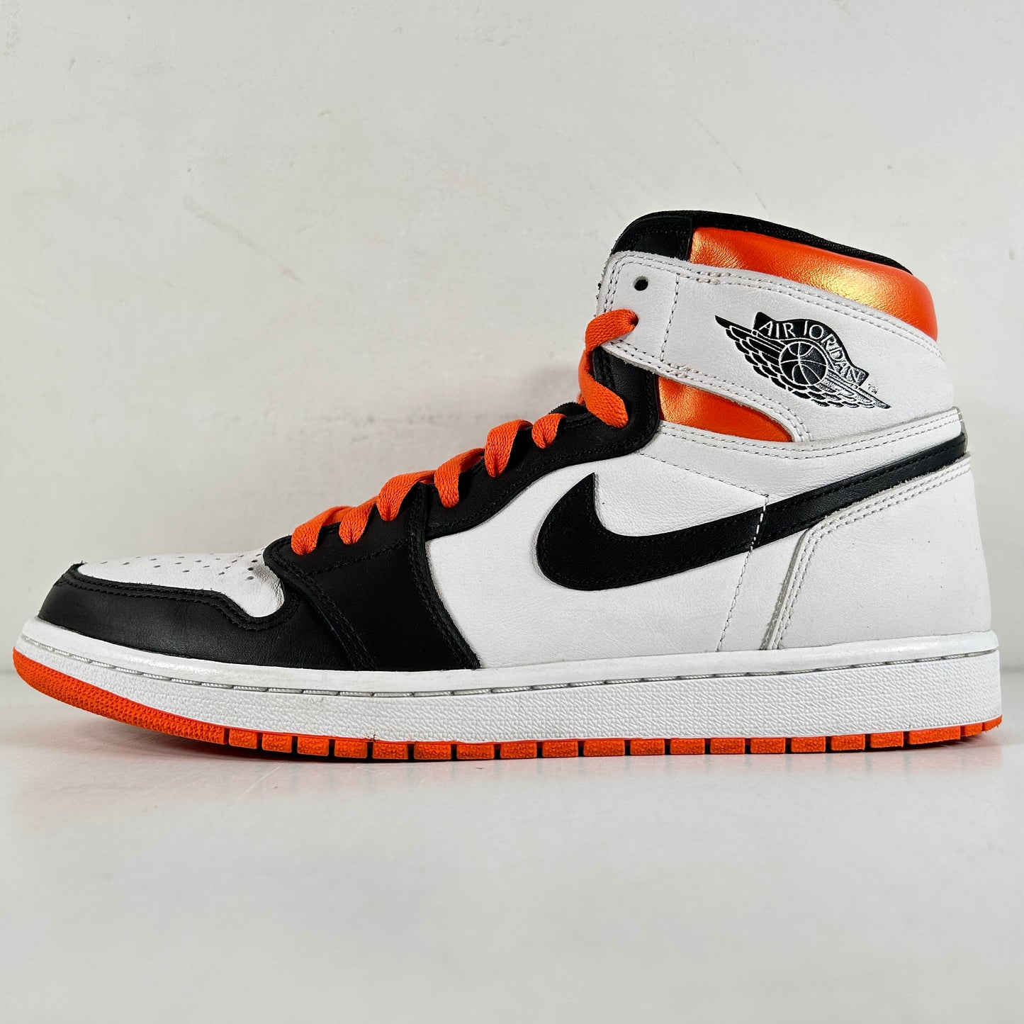 555088 180 Jordan 1 Retro High Electro Orange [USED] - 11 M (Used)