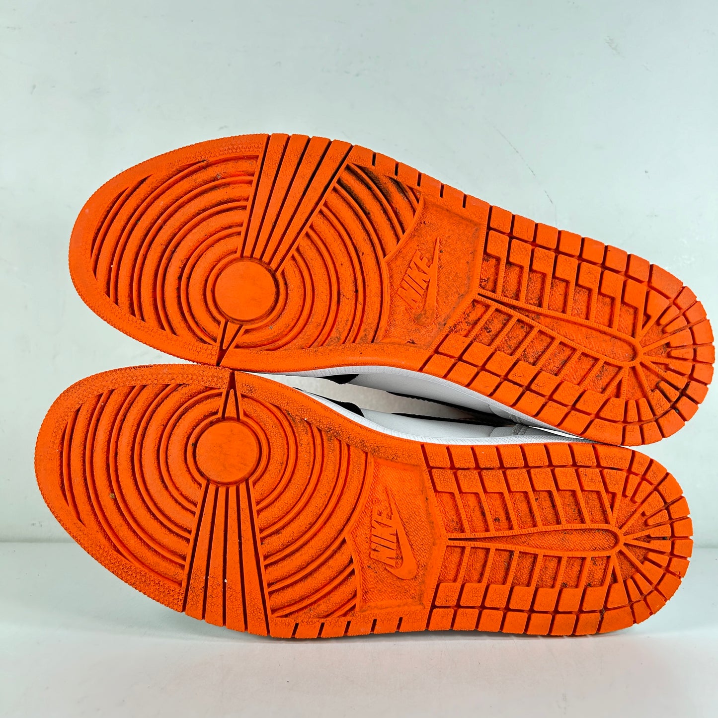 555088 180 Jordan 1 Retro High Electro Orange [USED] - 11 M (Used)