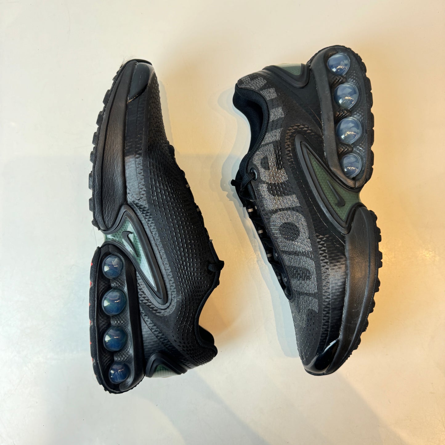 FZ4044 001 Nike Air Max DN Supreme Black [USED] - 8 M (Used)