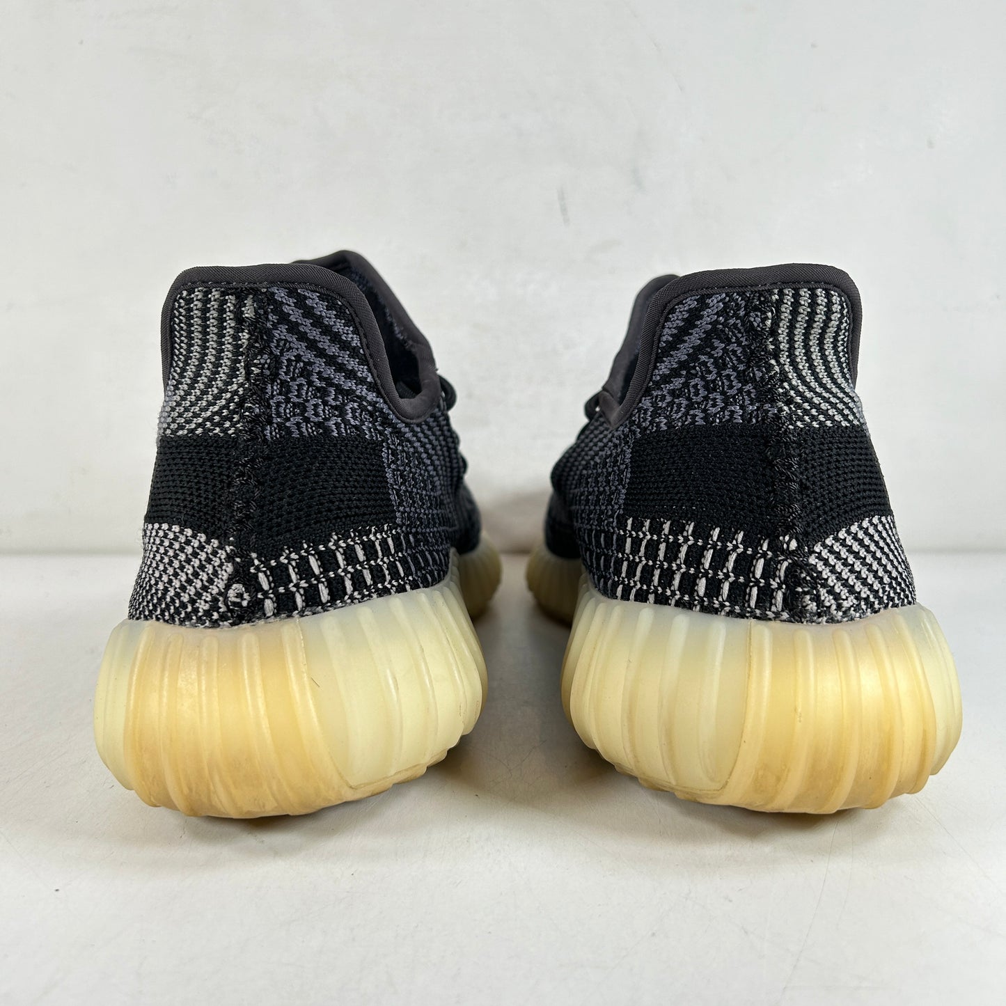 FZ5000 Yeezy 350 V2 Carbono