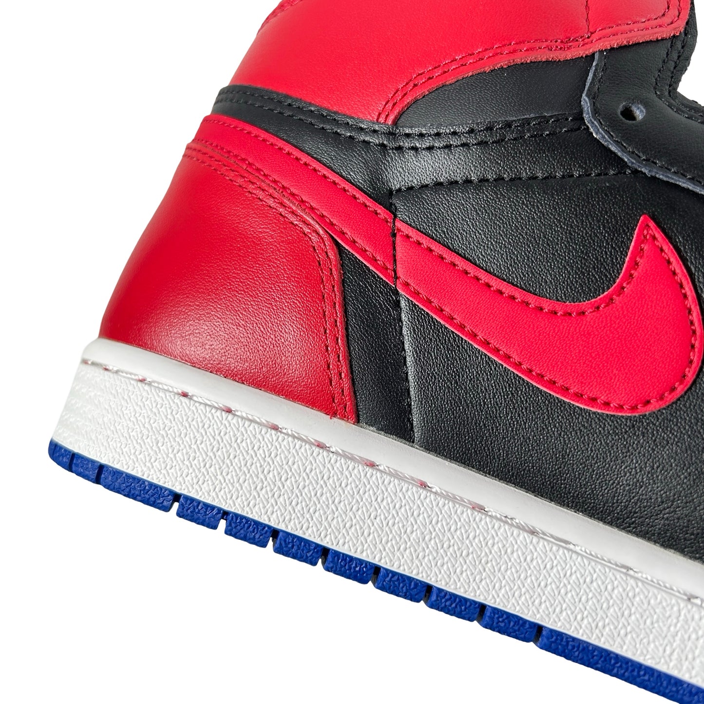 555088 026 Jordan 1 Retro Top 3 [CONDITIONAL] - 9 M (Red die factory defect)
