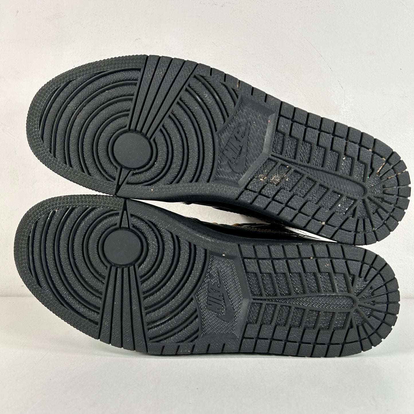 555088 032 Jordan 1 Black/Gold [USED] - 9 M (Used) (No Box)