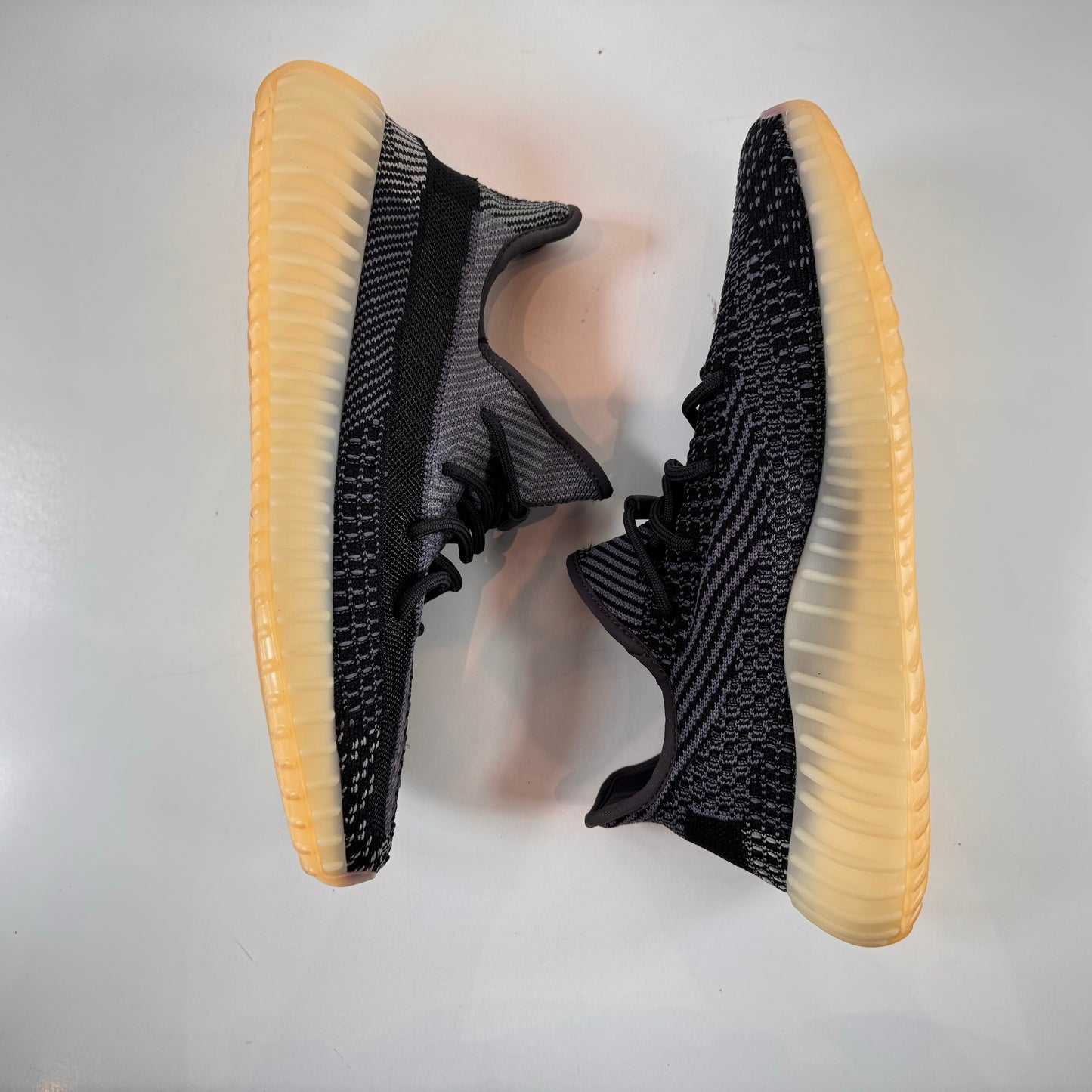 FZ5000 Yeezy 350 V2 Carbono