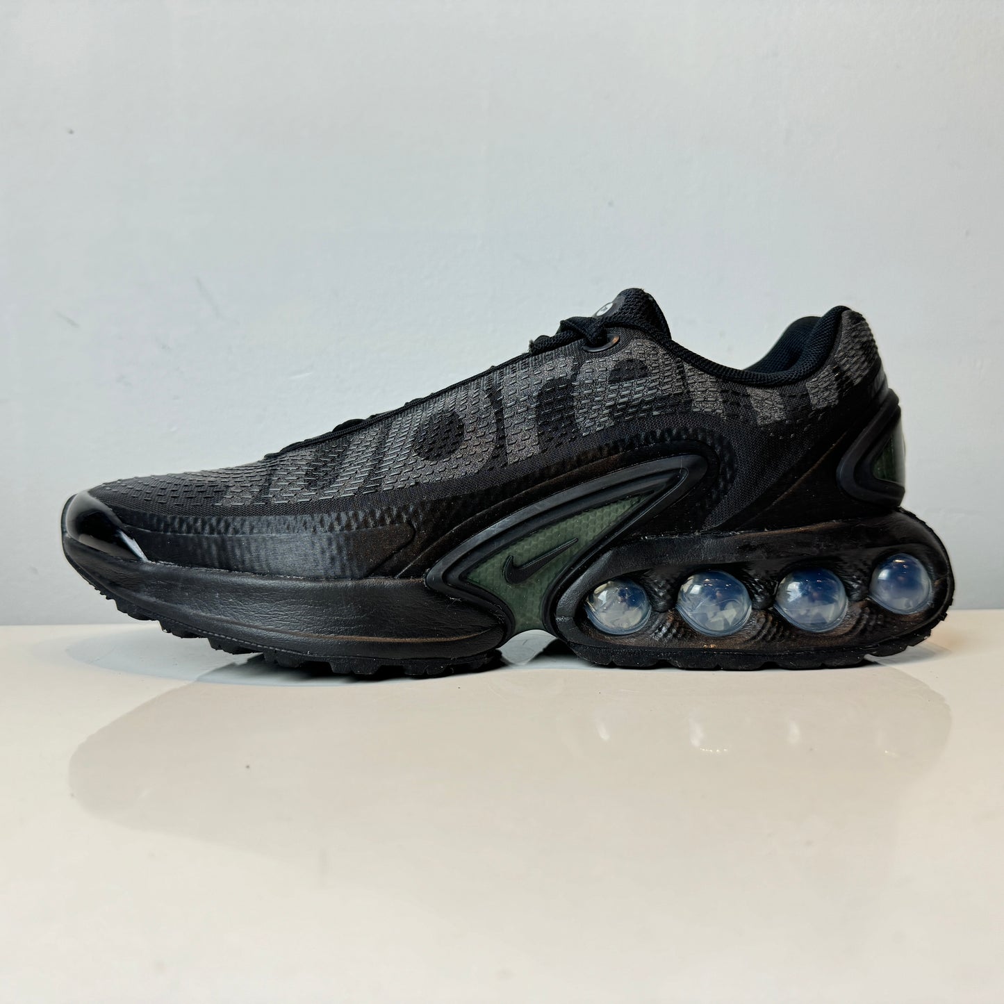FZ4044 001 Nike Air Max DN Supreme Black [USED] - 8 M (Used)