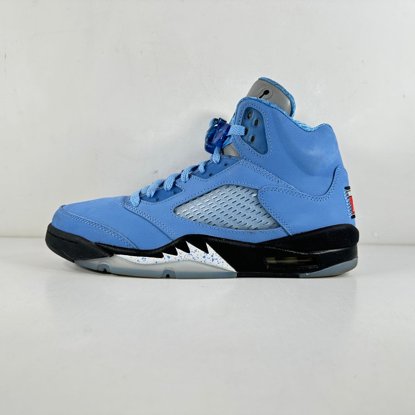 DV1310 401 Jordan 5 Retro UNC University Blue [USED] - 9 M (Used)