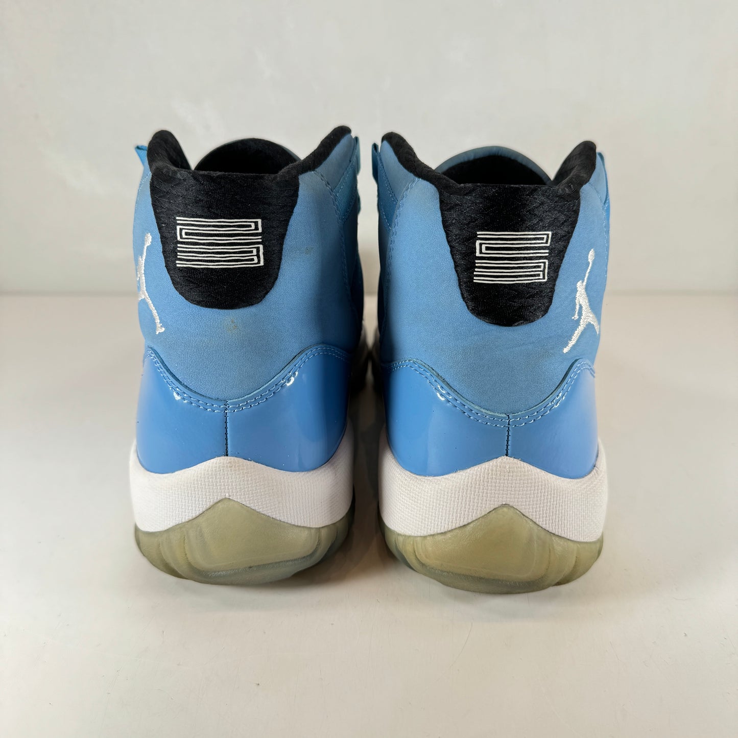 689479 405 Jordan 11 Retro Pantone [USED] - 8.5 M (Used) (Replace Box)