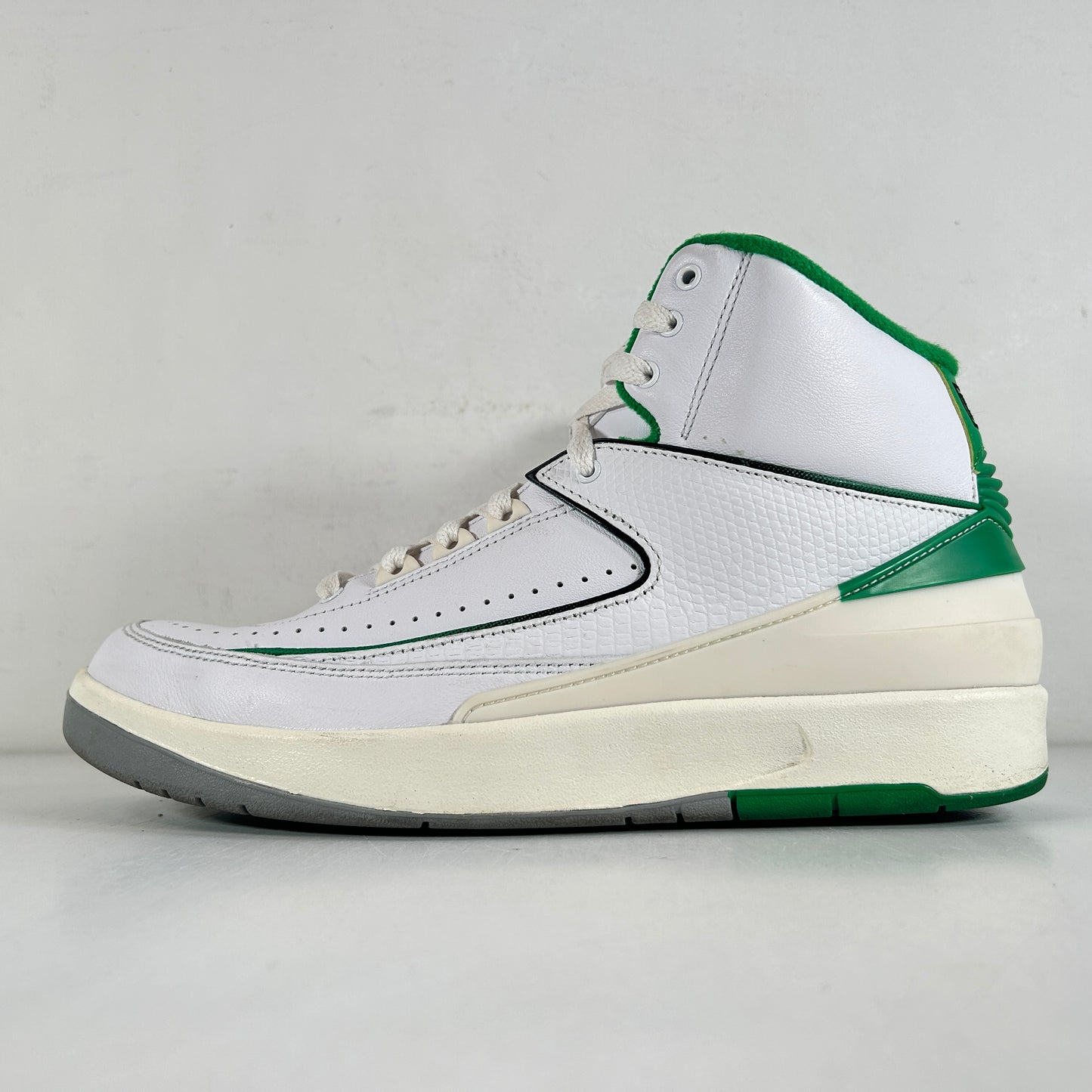 DR8884 103 Jordan 2 Retro Lucky Green - 9.5 M (Used)