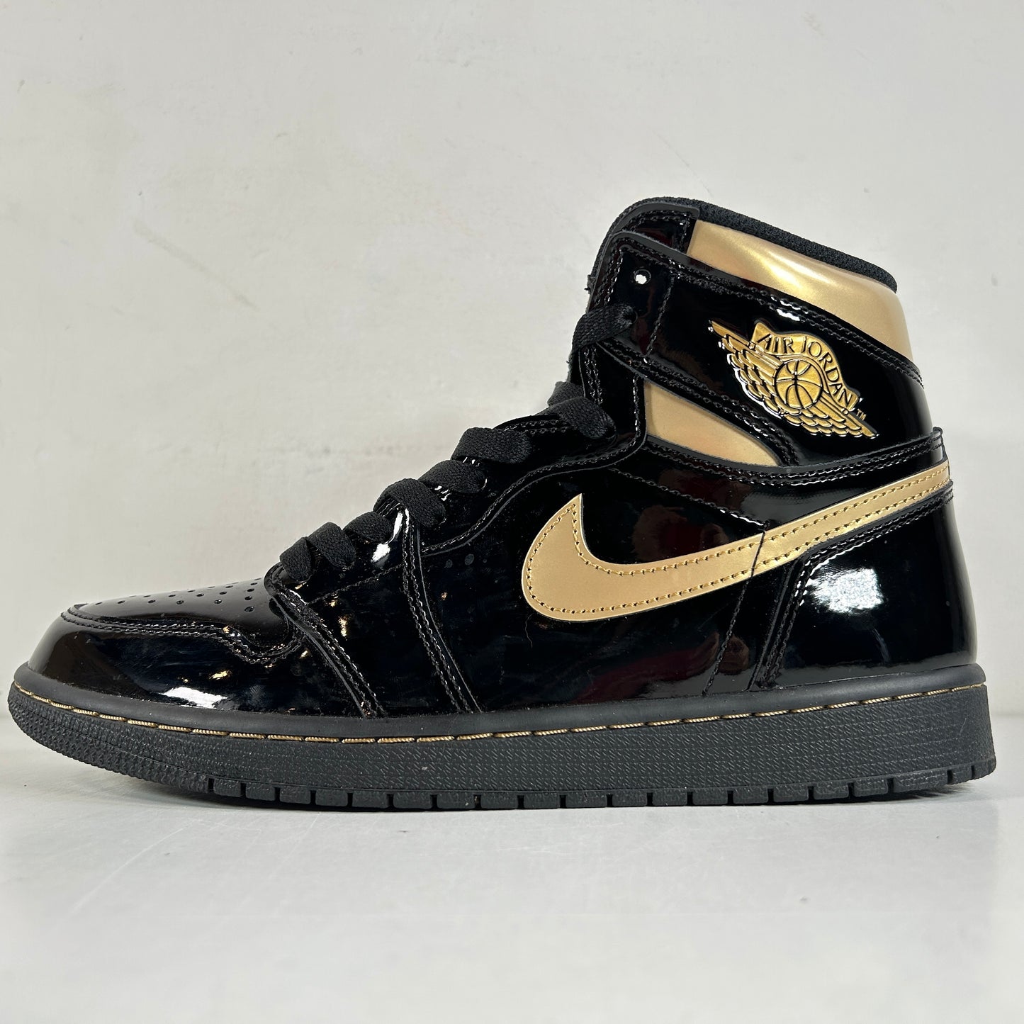 555088 032 Jordan 1 Black/Gold [USED] - 9 M (Used) (No Box)