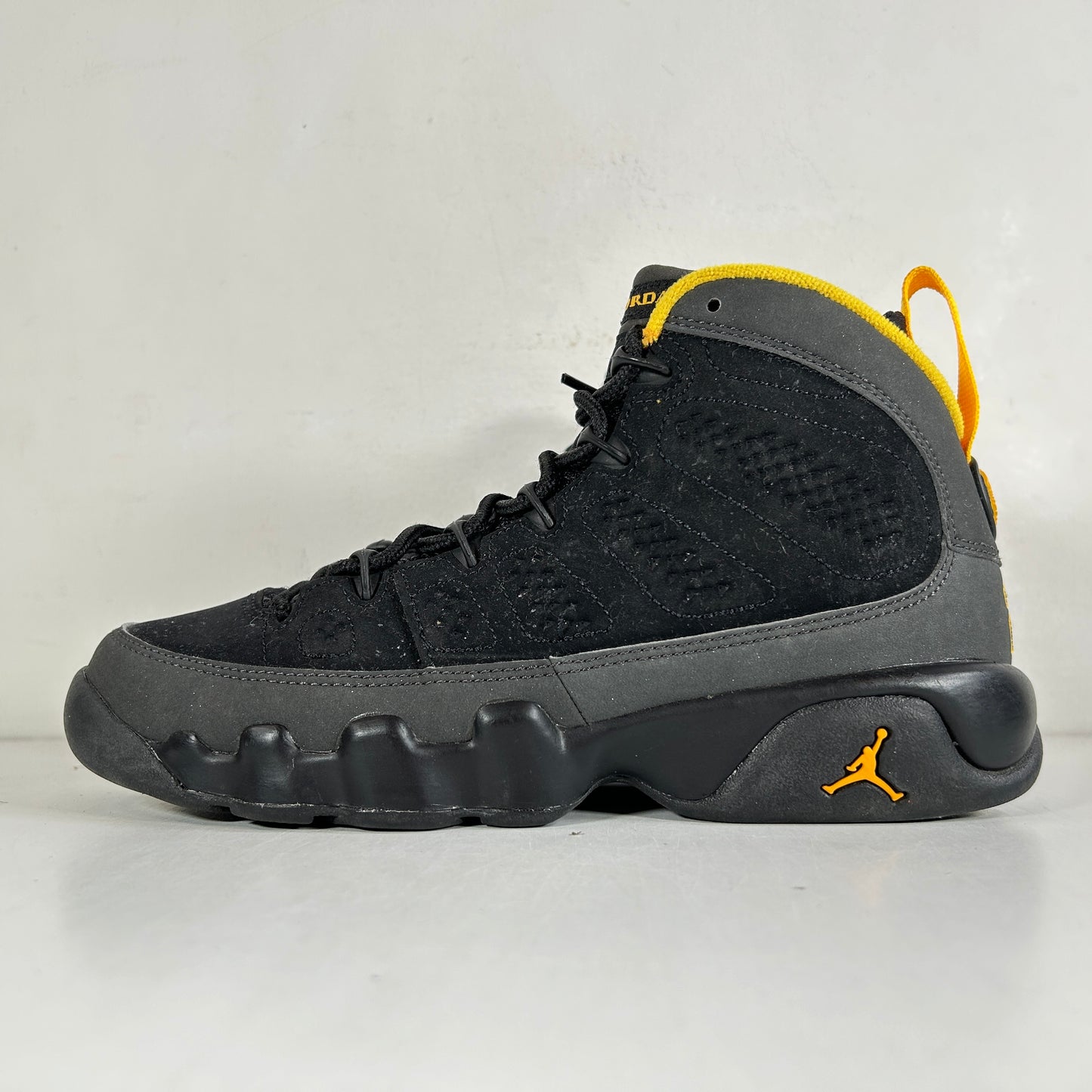 302359 070 Jordan 9 Retro Dark Charcoal University Gold (GS) [USED] - 4.5 Y (Used) (No Box)