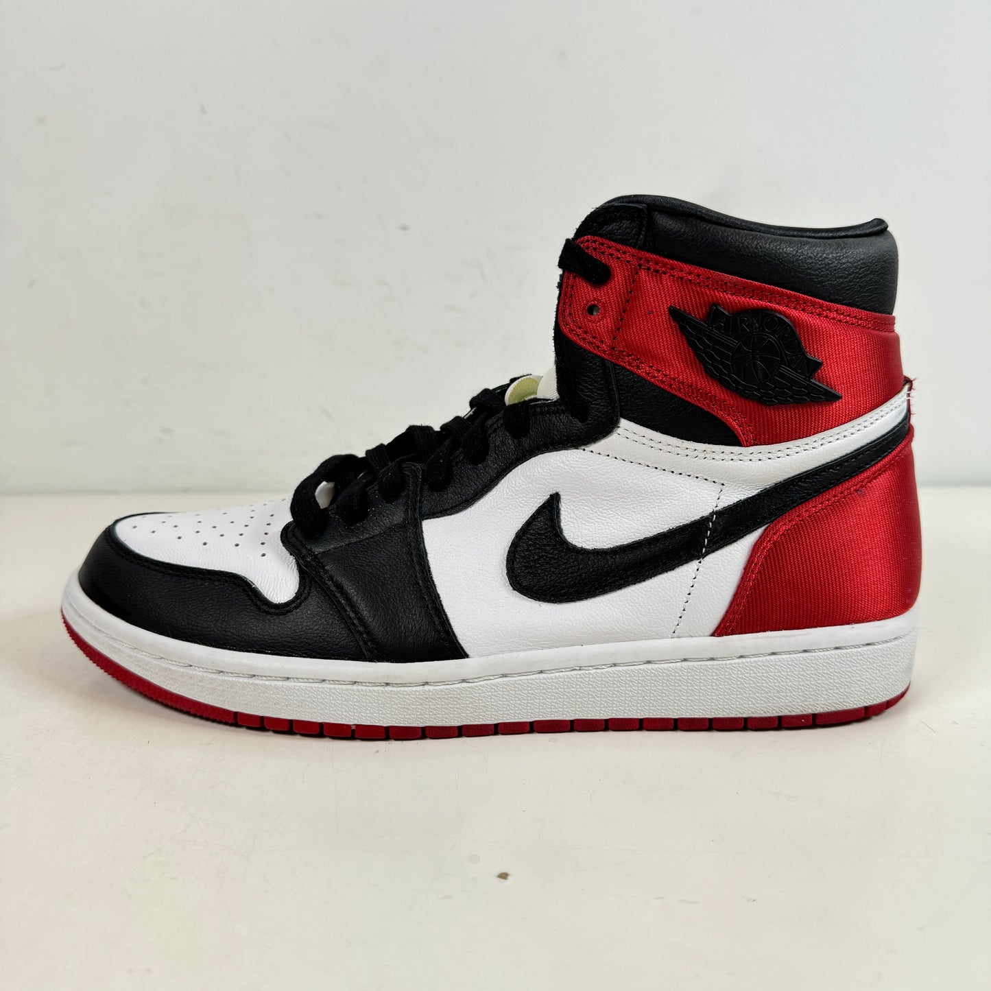 CD0461 016 AJ1 Satin Black Toe [USED] - 10.5 W (Used)