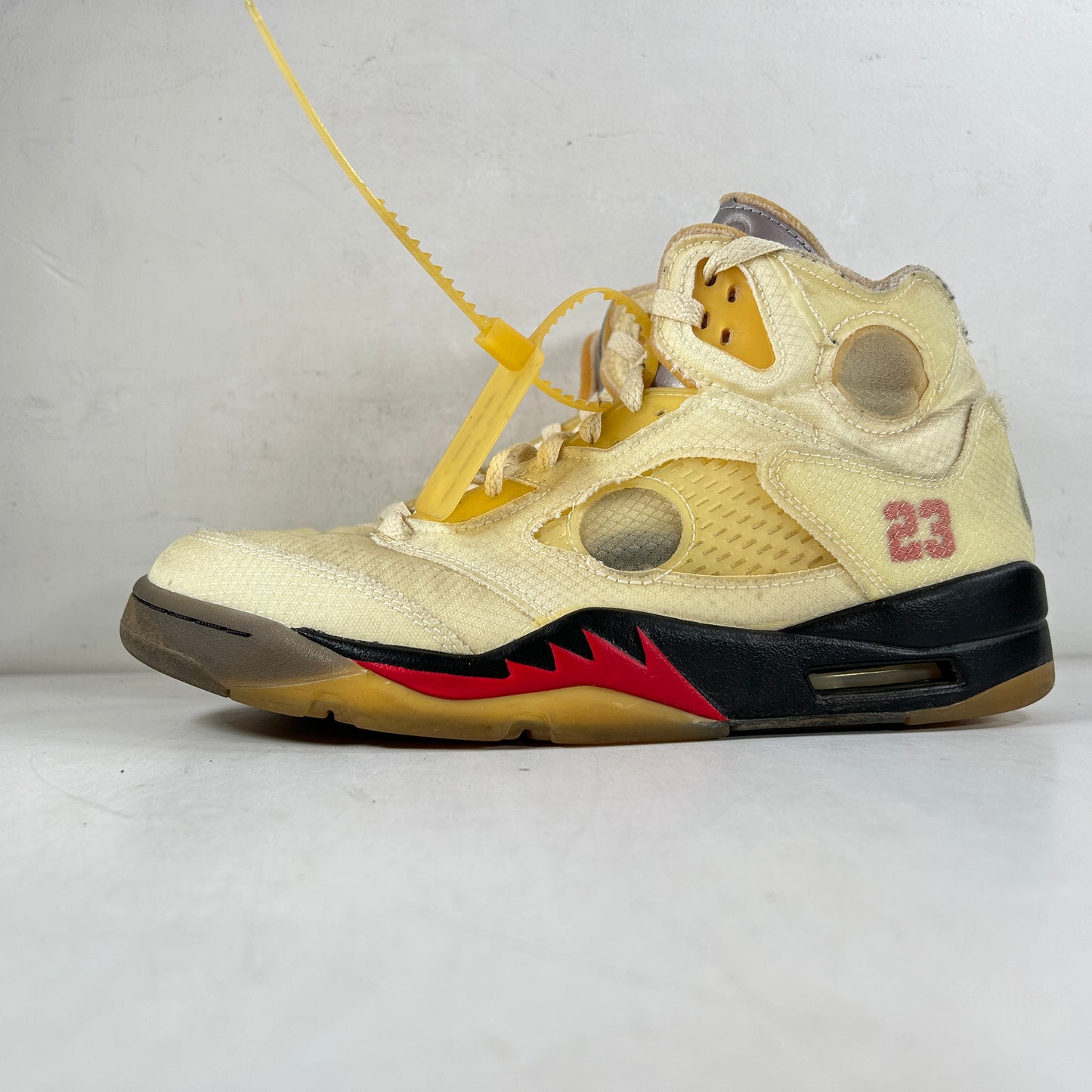 DH8565 100 Jordan 5 Off-White Sail [USED] - 8.5 M (Used)