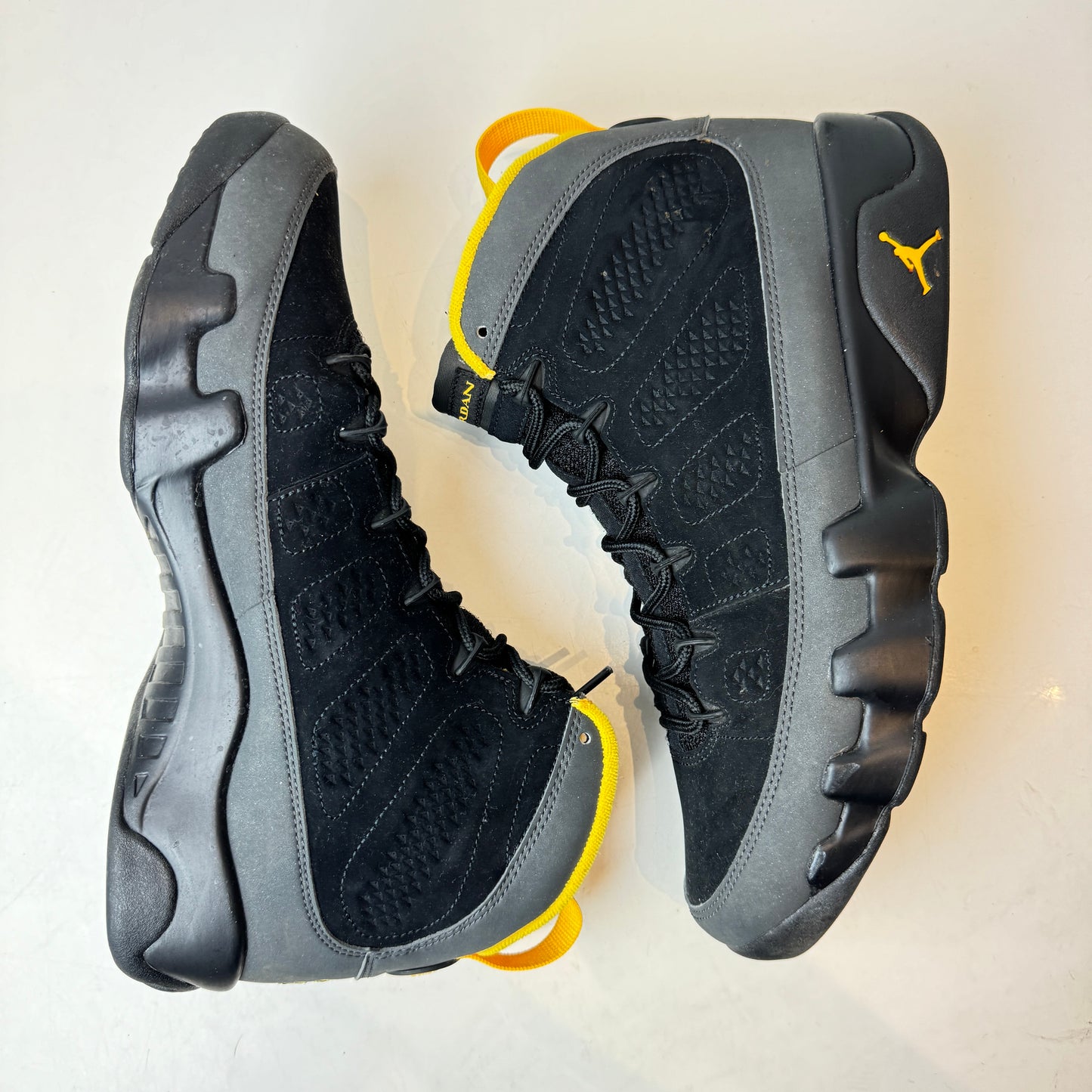 CT8019 070 Jordan 9 Retro Dark Charcoal University Gold [USED] - 10 M (Used)