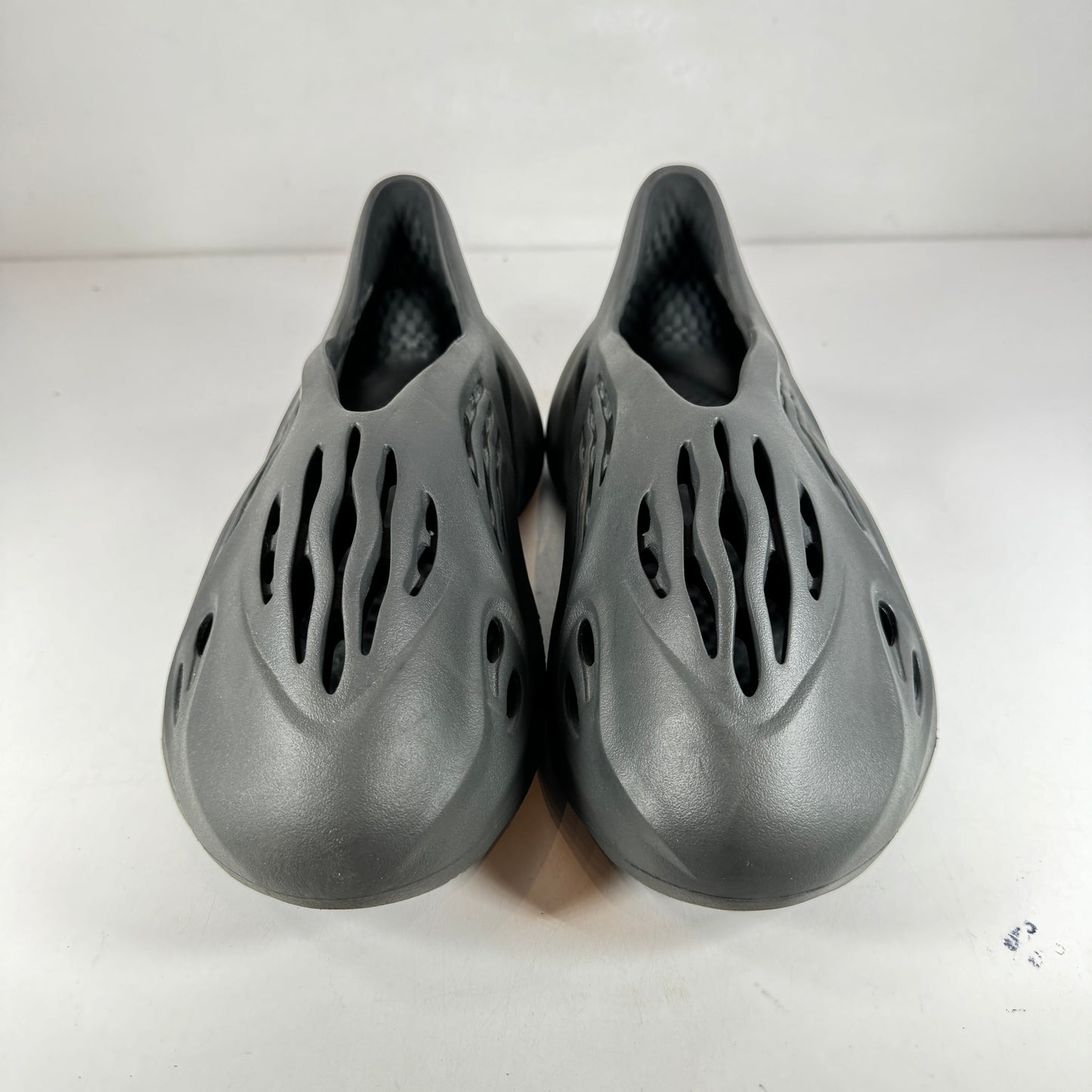 IG5349 Yeezy RNNR Carbon [USED] - 11 M (Used) (No Box)