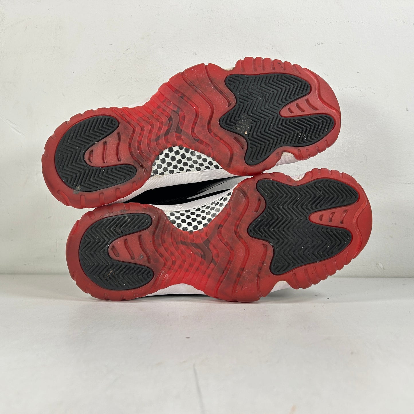 378037 061 Jordan 11 Bred (2019) [USED] - 8 M (Used) (Replace Box)