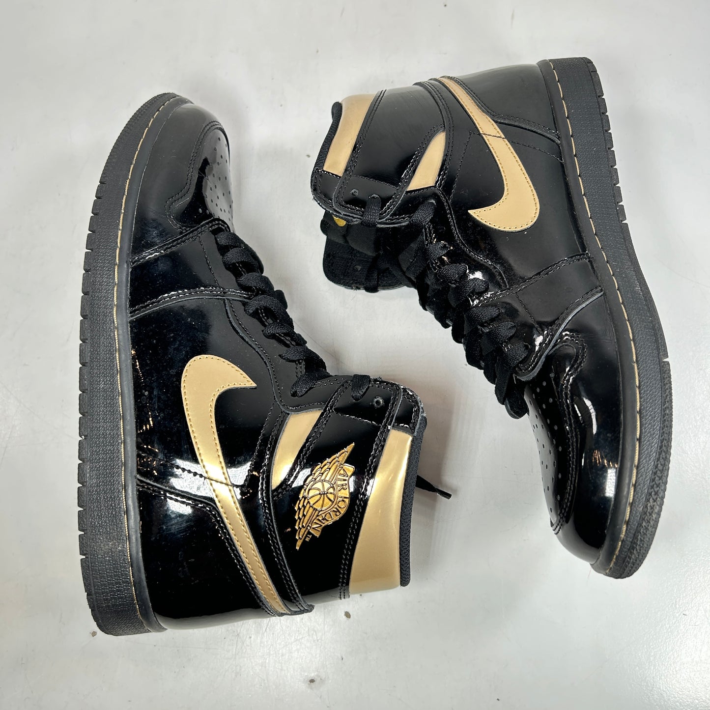 555088 032 Jordan 1 Black/Gold [USED] - 10.5 M (Used) (No Box)