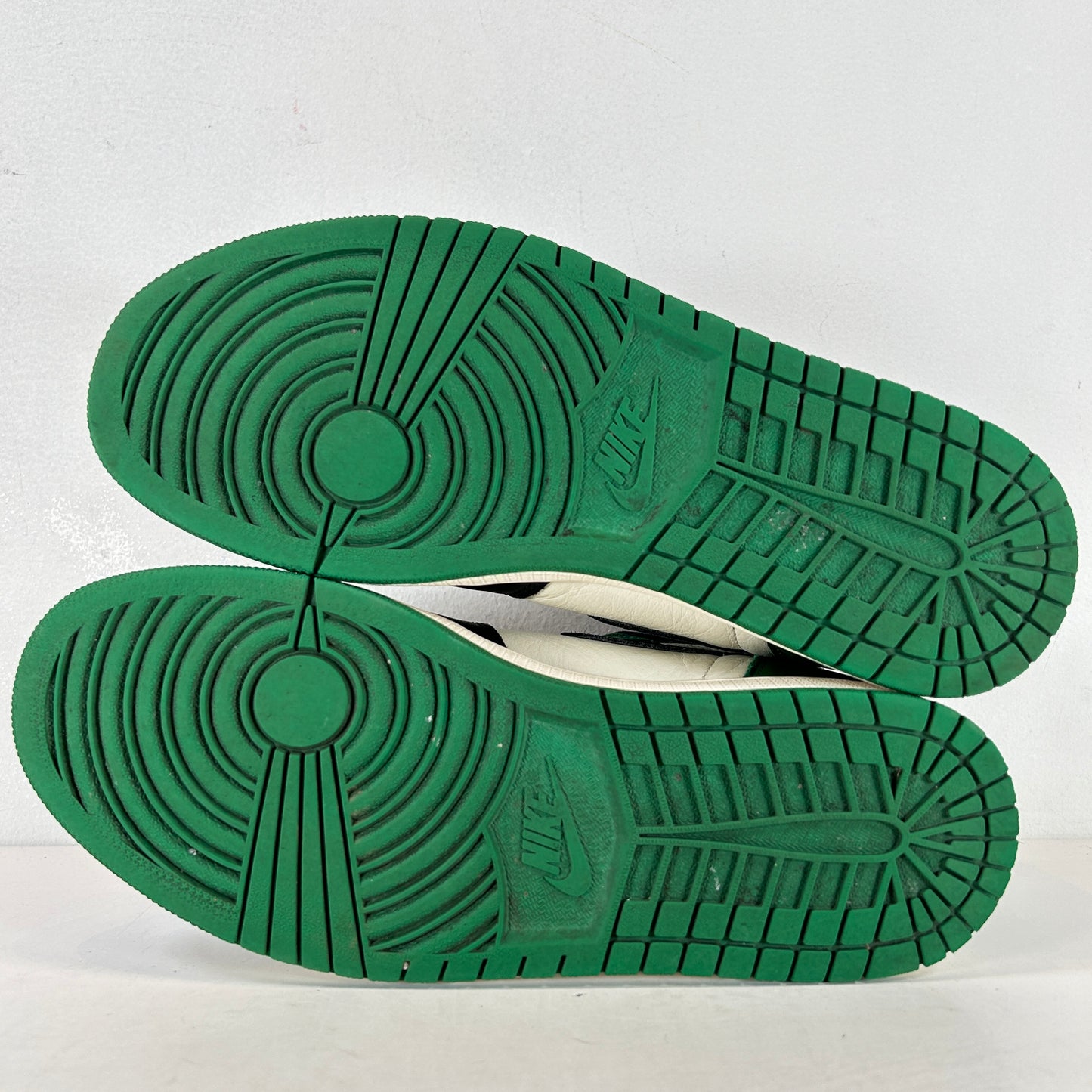 555088 302 Jordan 1 Retro High Pine Green [USED] - 10.5 M (Used)