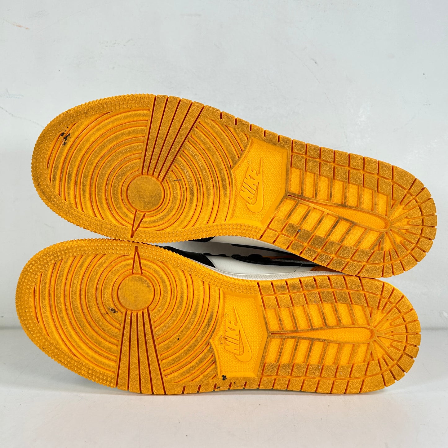 575441 711 Jordan 1 Retro High OG Taxi (GS) [USED] - 6.5 Y (Used)
