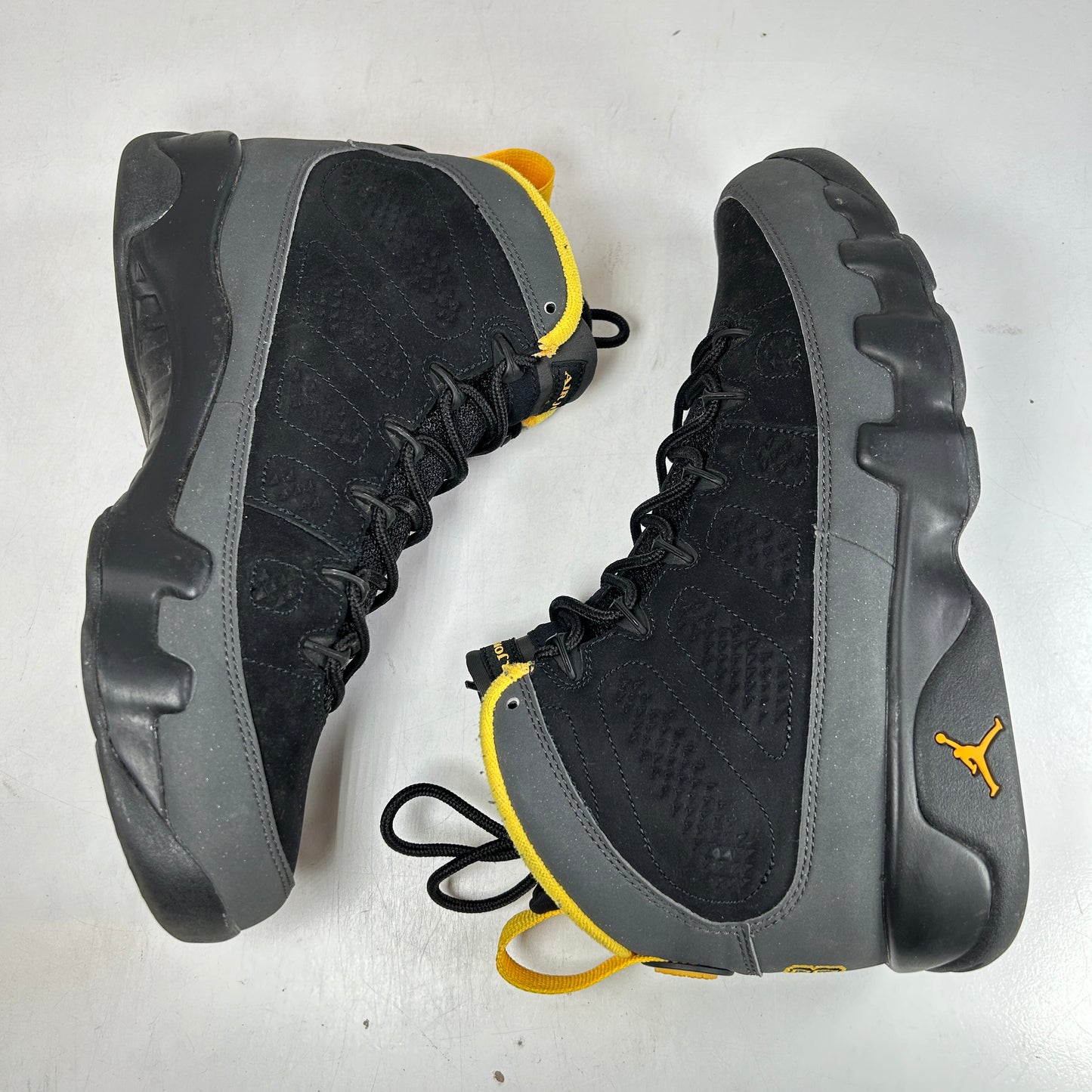 CT8019 070 Jordan 9 Retro Dark Charcoal Universidad Oro