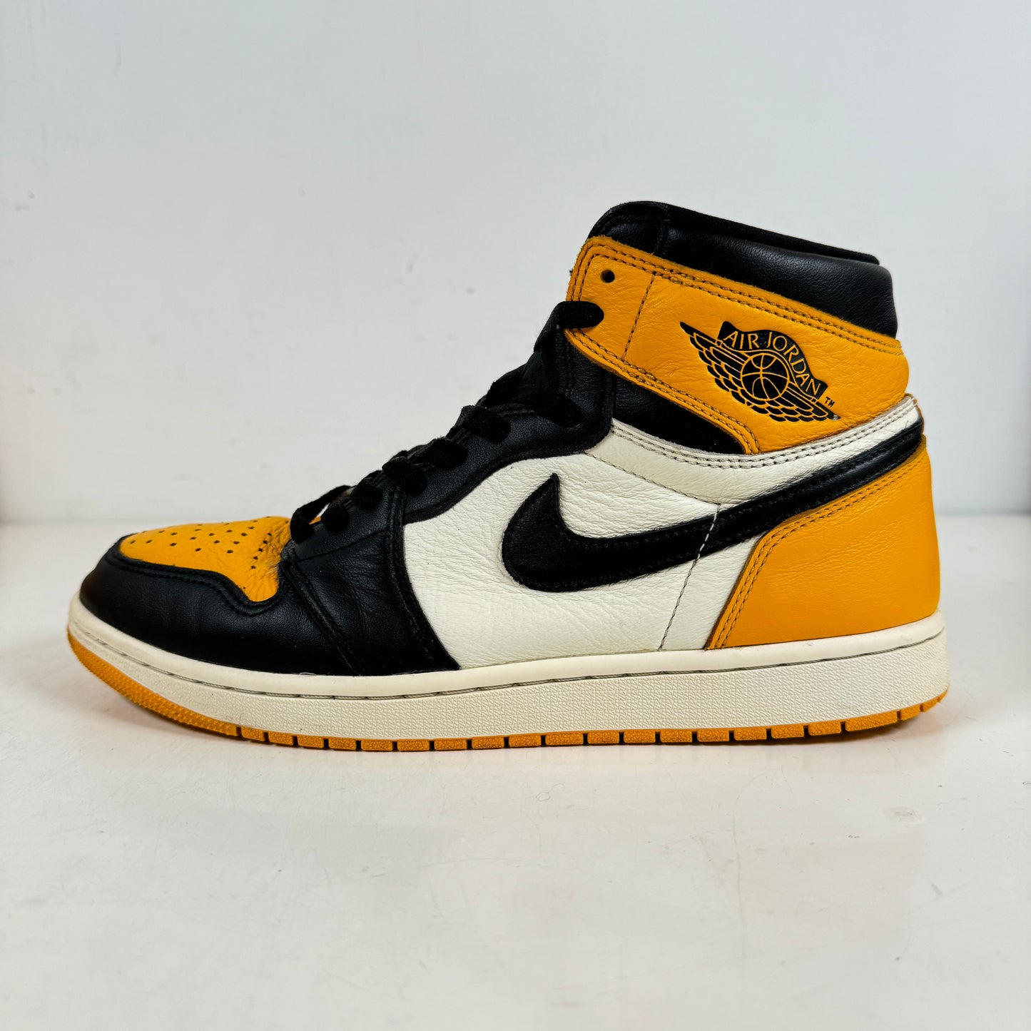 555088 711 Jordan 1 Retro High OG Yellow Toe [USED] - 10 M (Used)