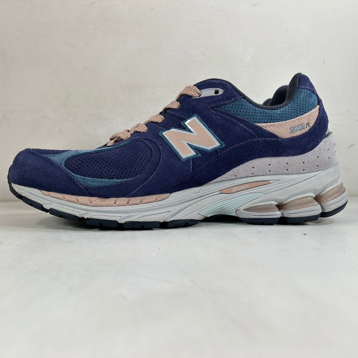 M2002RG New Balance 2002R Crema Claro Púrpura