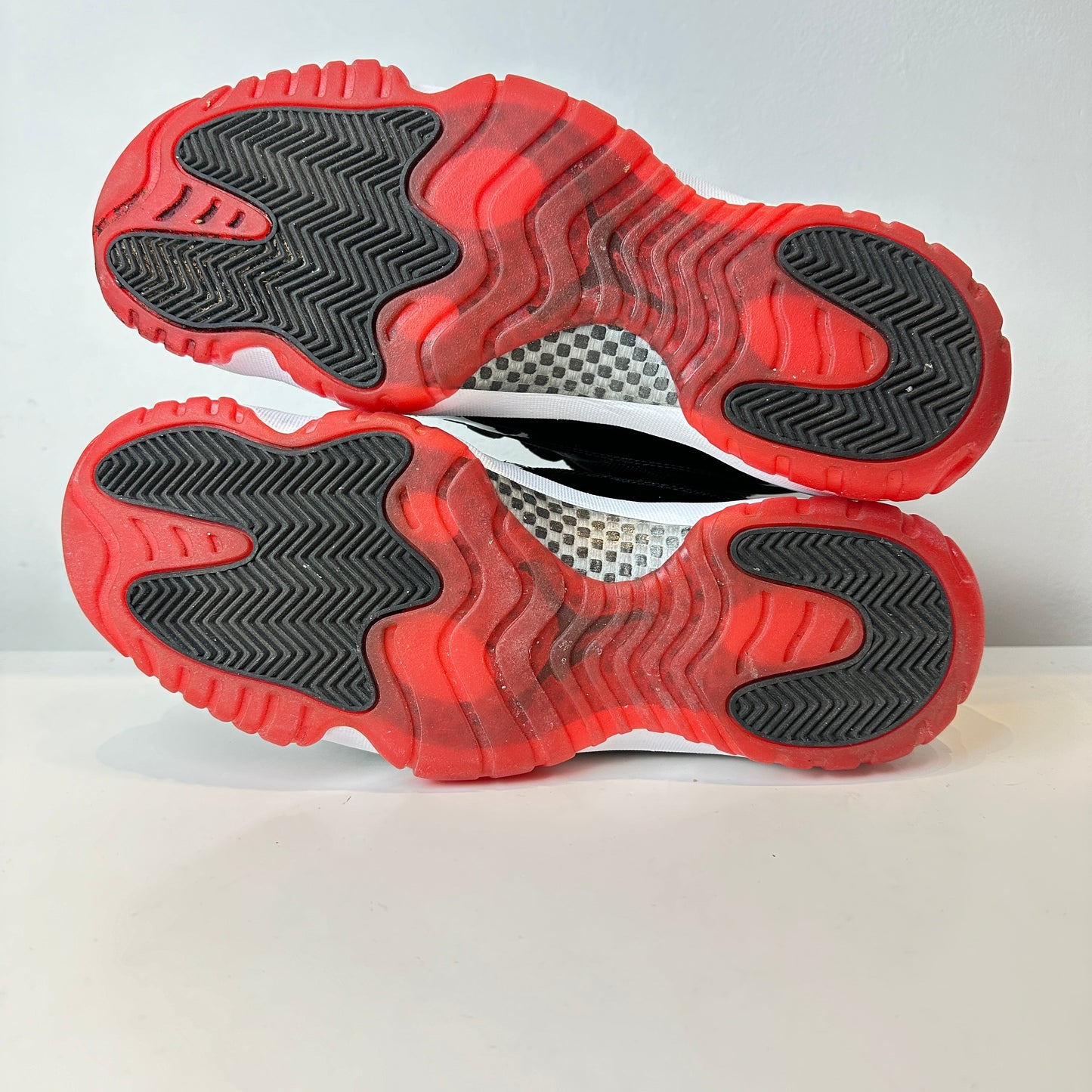 378037 010  Jordan 11 Retro Playoffs (2012) [USED] - 11 M (Used)