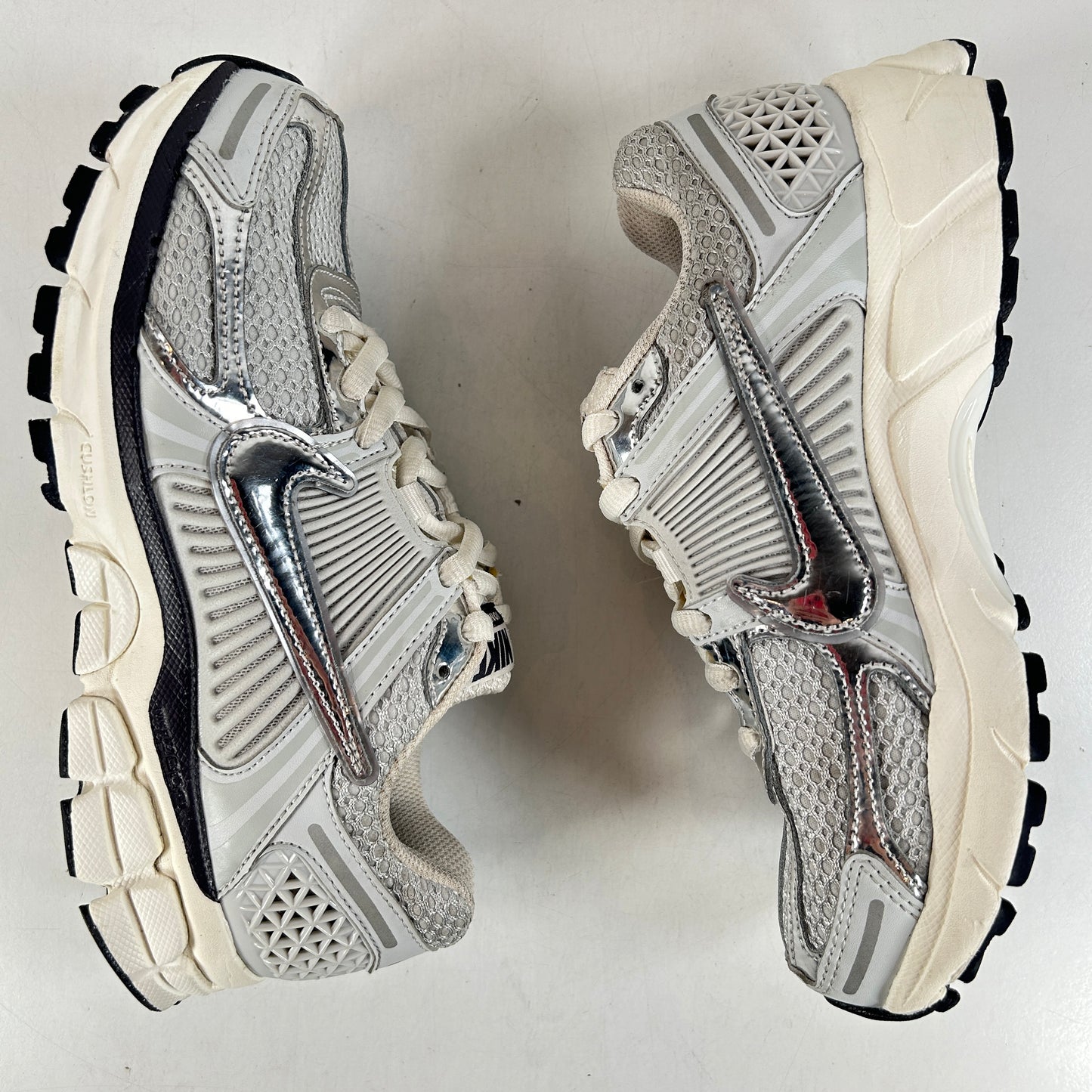 FD0884 025 Nike Zoom Vomero 5 Photon Dust Metallic Silver W [USED] - 7.5 W (Used)
