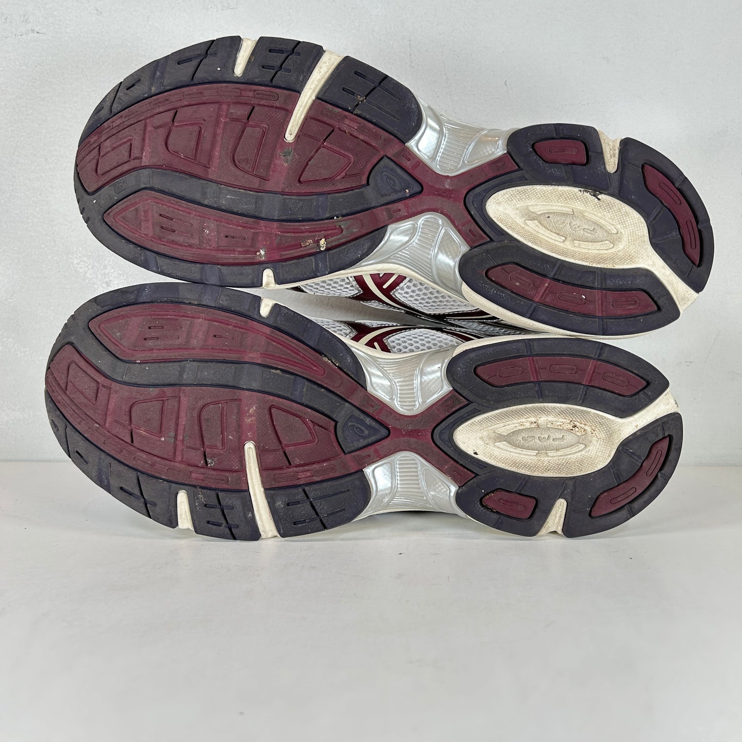 1203A685 100 ASICS Gel-1130 White Maroon Banner [USED] - 14 M (Used)