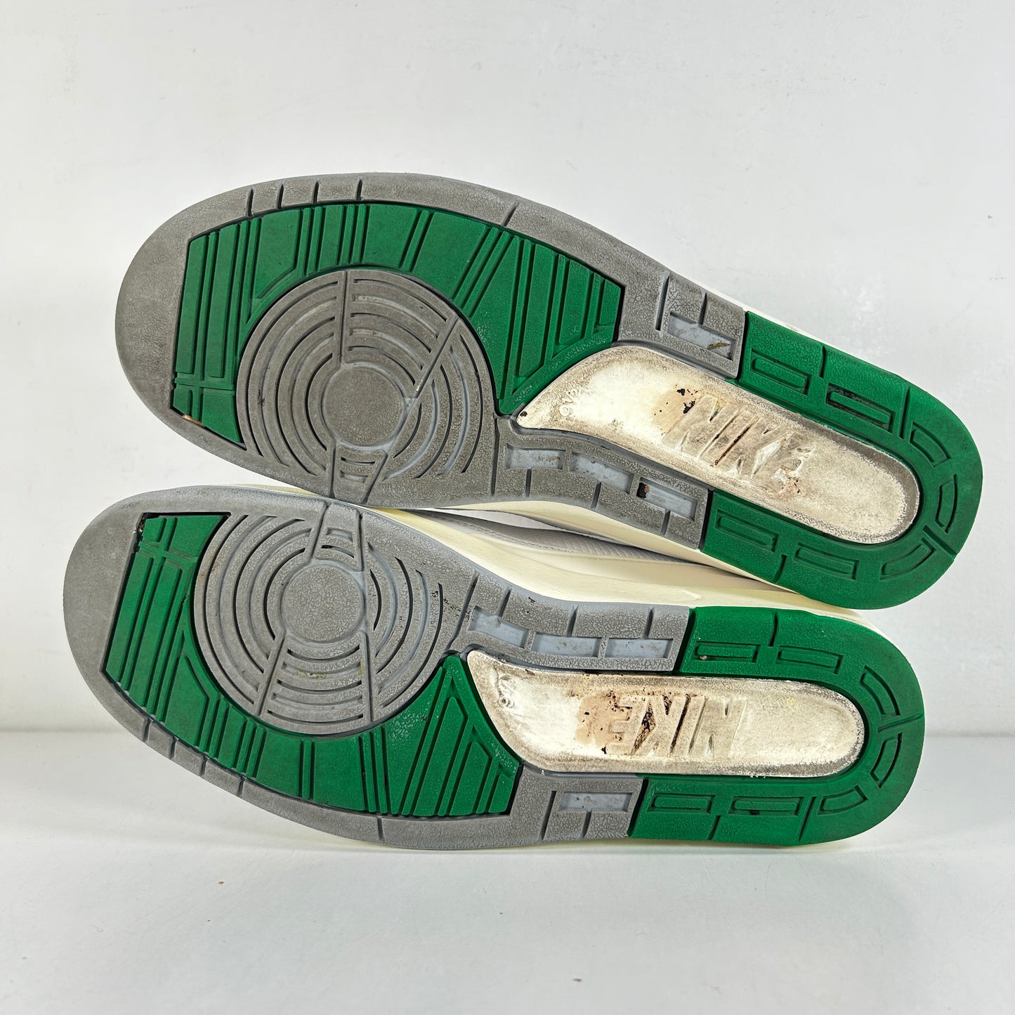 DR8884 103 Jordan 2 Retro Lucky Green - 9.5 M (Used)