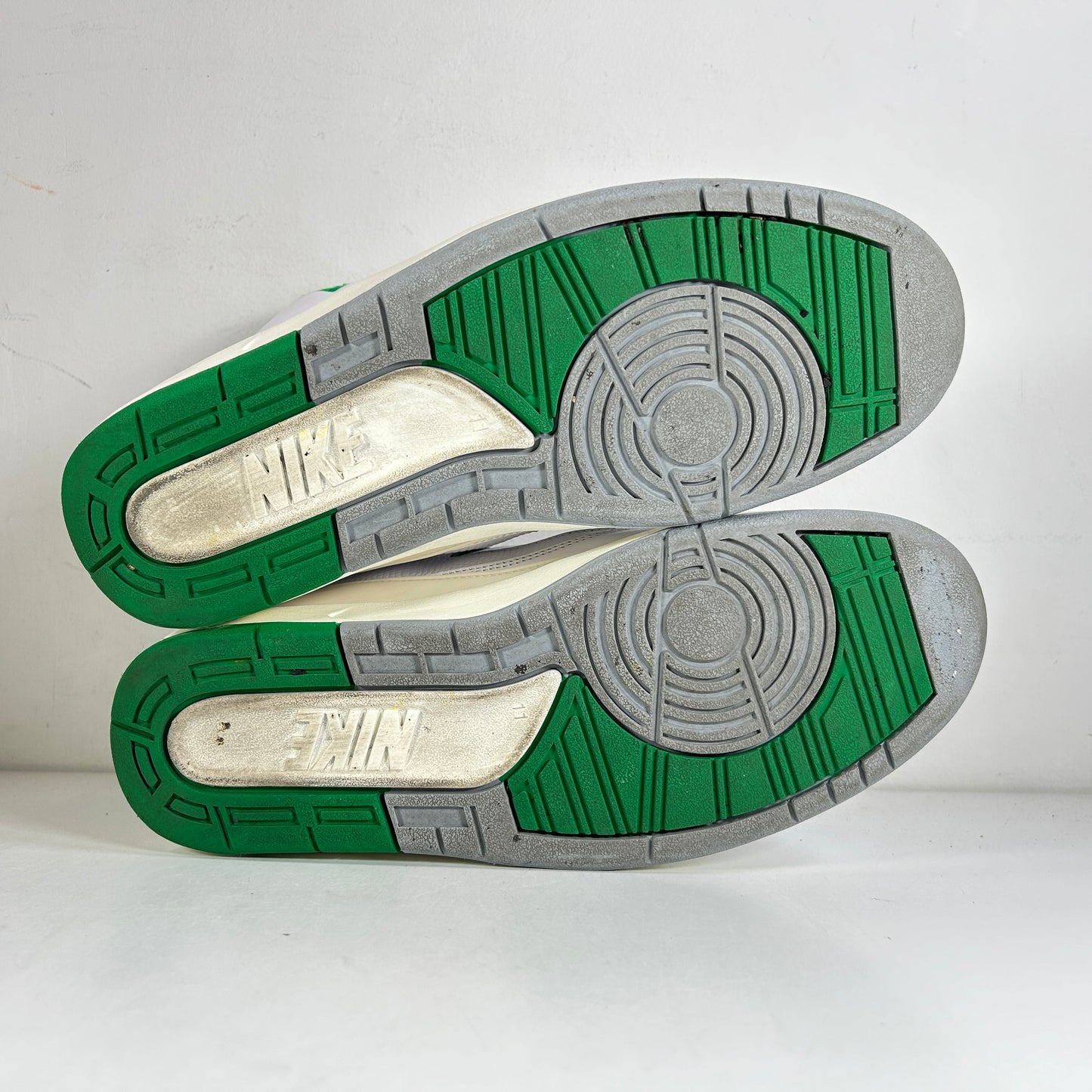 DR8884 103 Jordan 2 Retro Lucky Green - 11 M (Used)