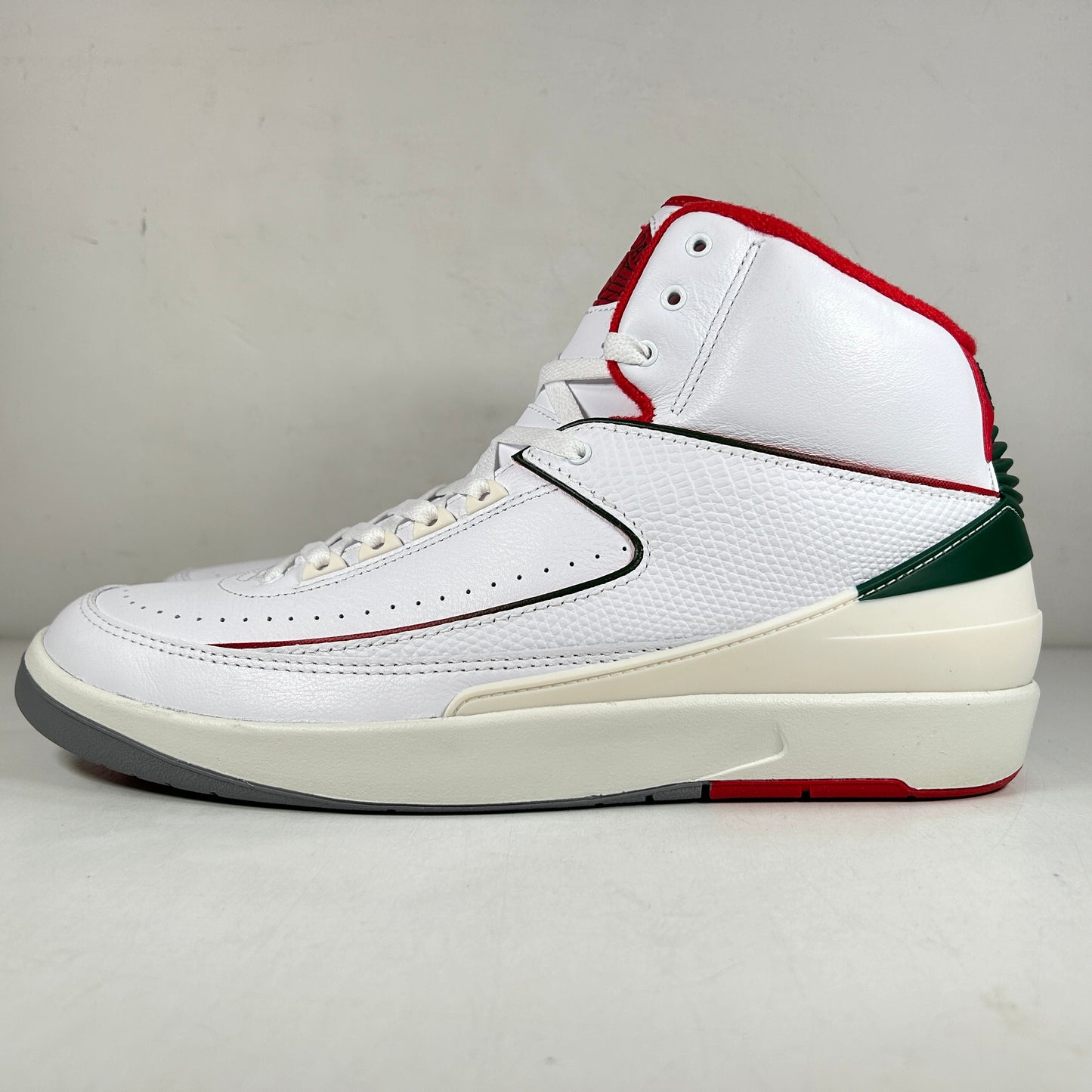 DR8884 101 Jordan 2 Retro Origins [USED] - 13 M (Used)