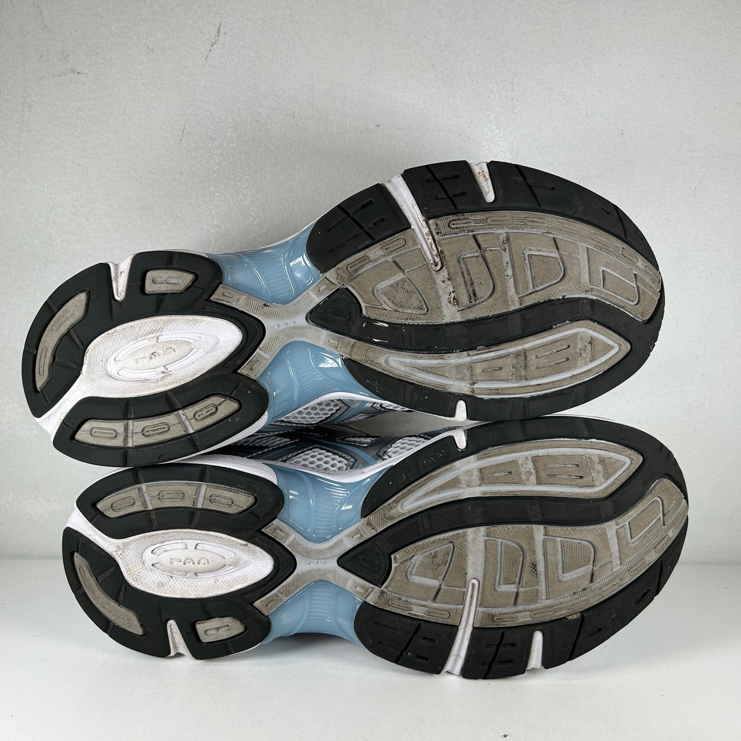1201A256 116 ASICS Gel-1130 White Shark Skin [USED] - 9 M (Used)