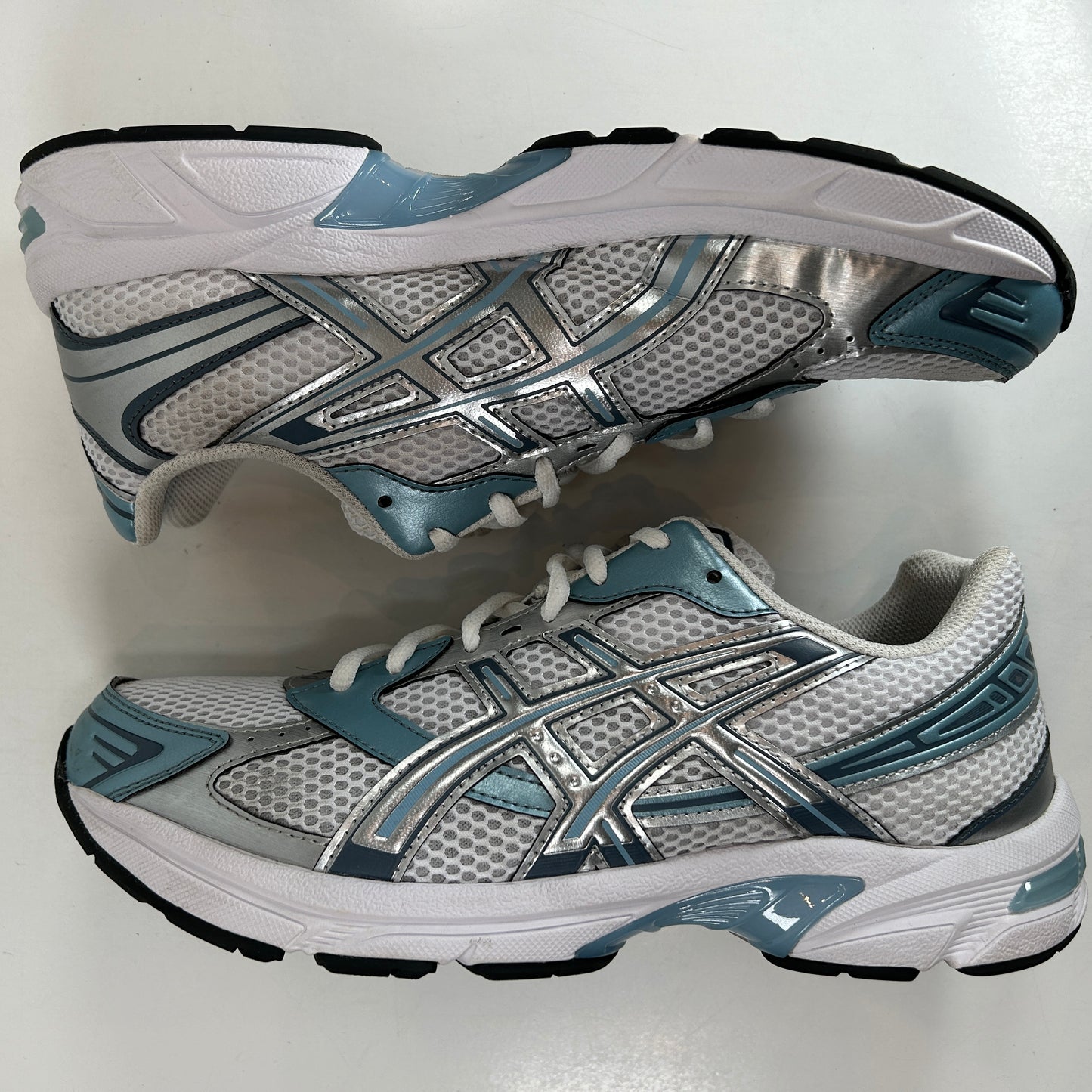 1201A256 116 ASICS Gel-1130 White Shark Skin [USED] - 9 M (Used)